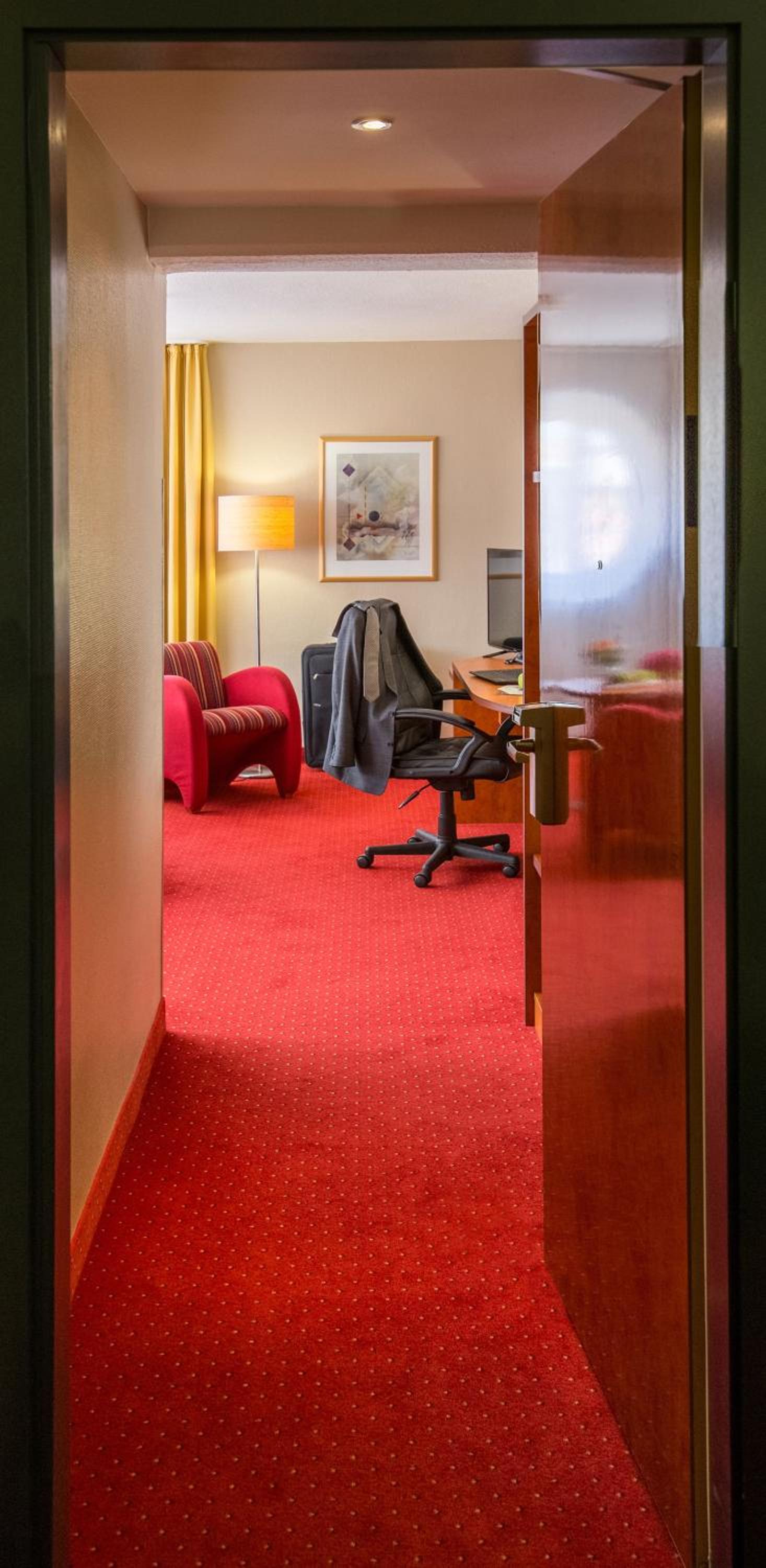 King Suite with Balcony - Photo 10