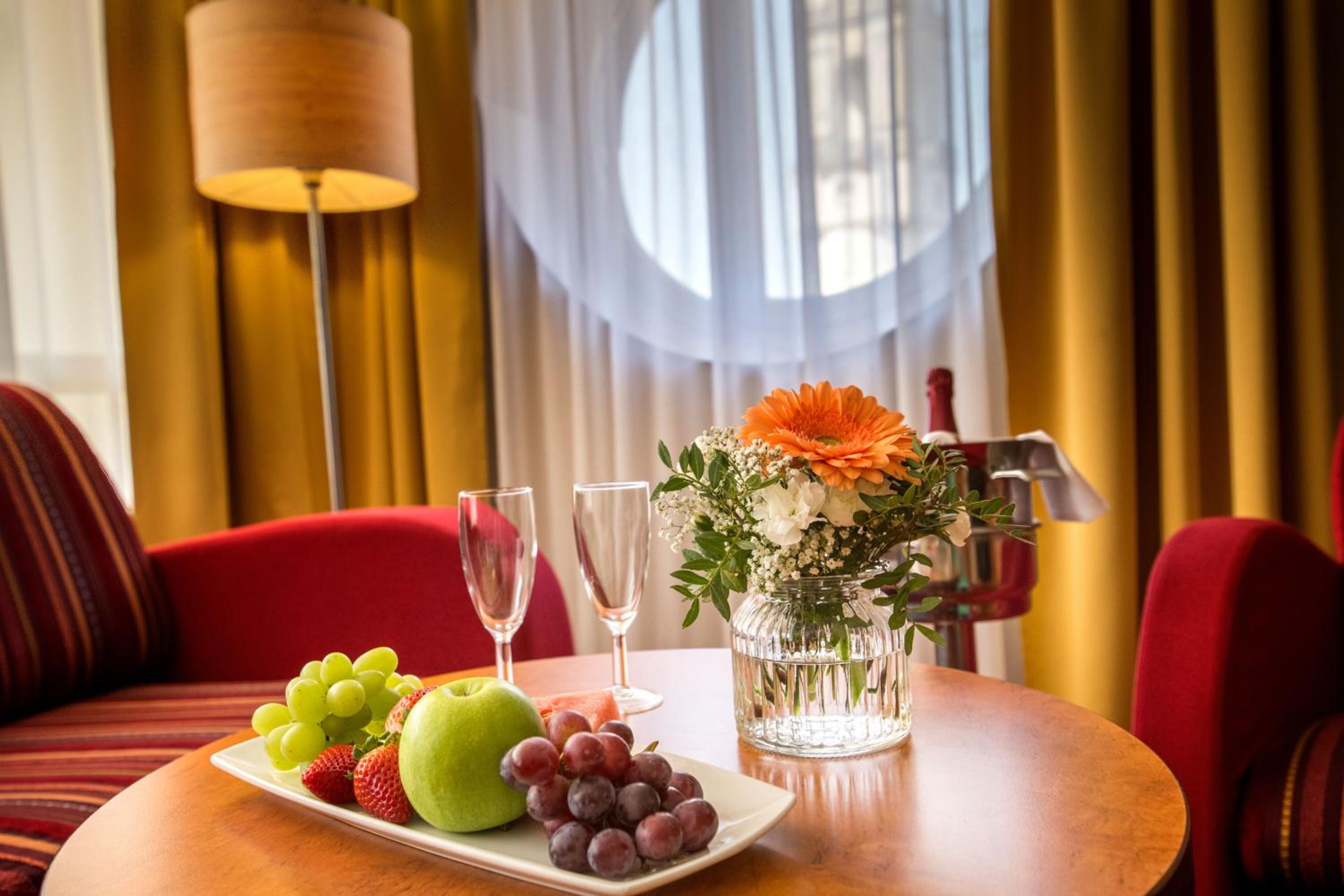 King Suite with Balcony - Photo 11