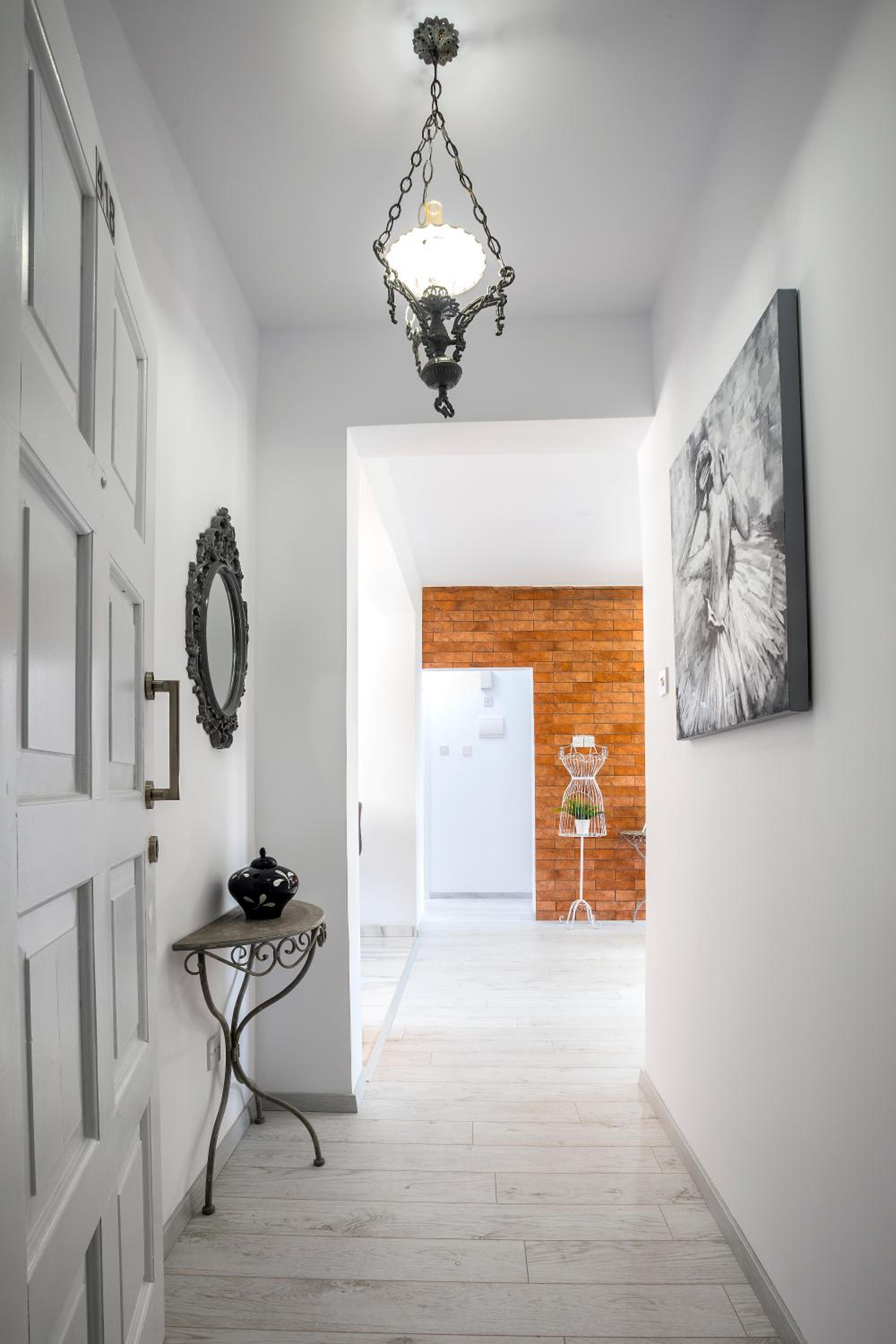 Hipster Two Bedroom Apartment D418 - Photo 1