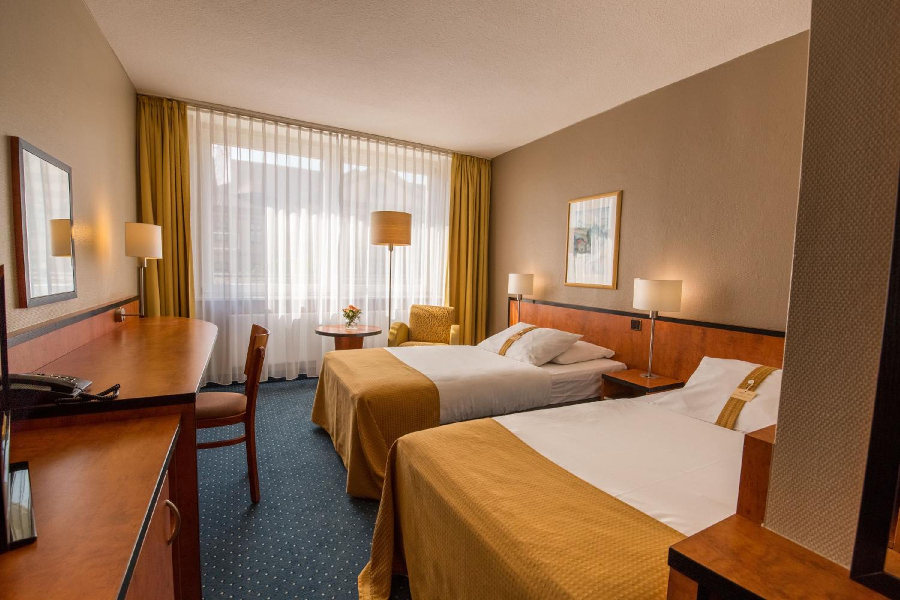 Standard Twin Room - Photo 9