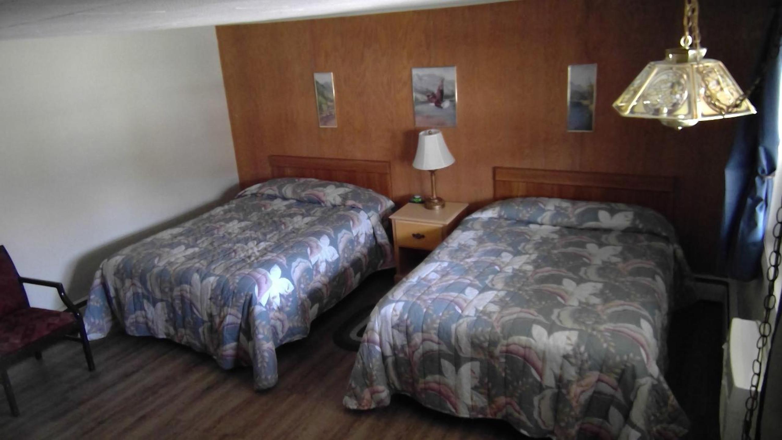 Queen Room with Two Queen Beds photo 3