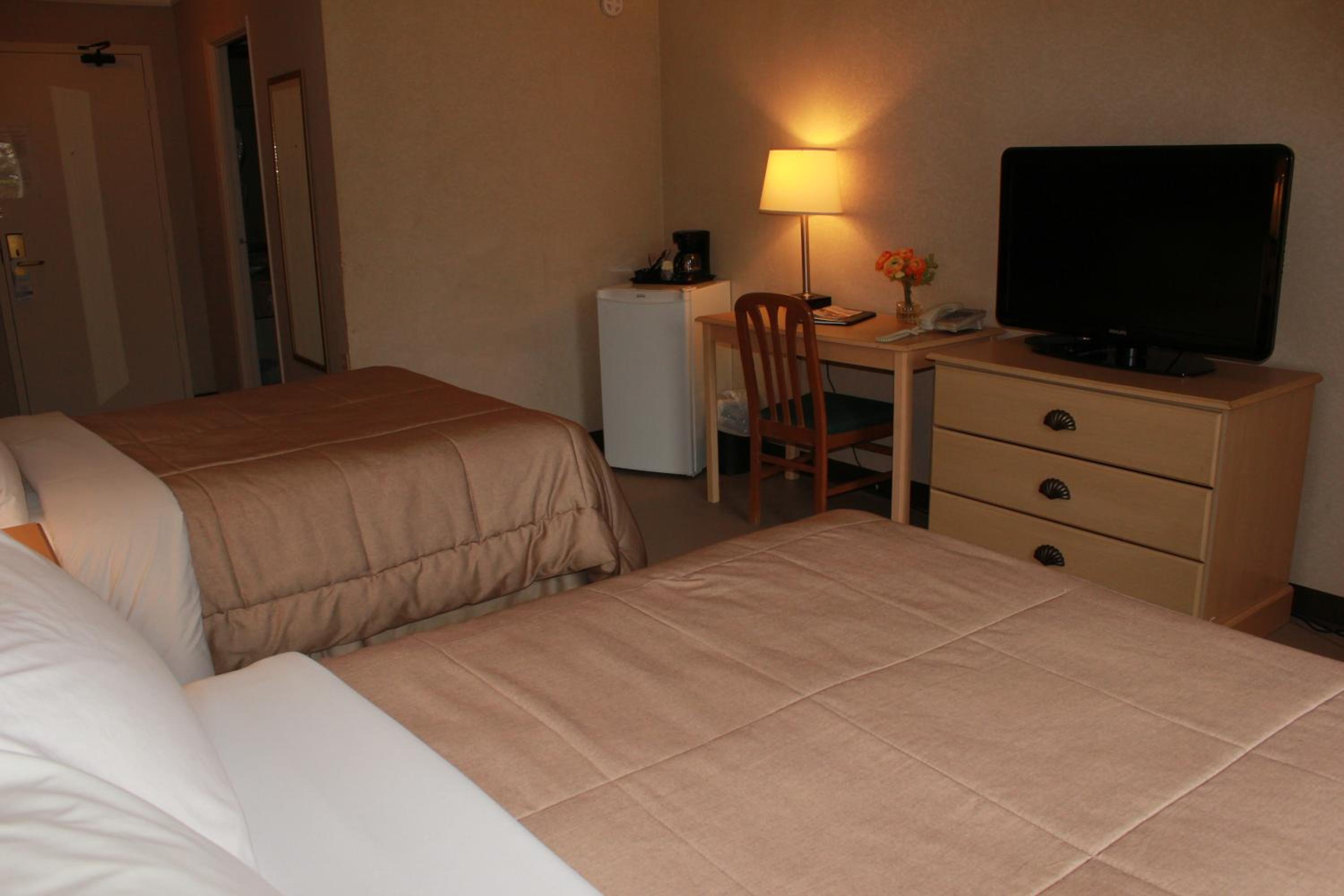 Economy double room harbor view, lower level photo 1