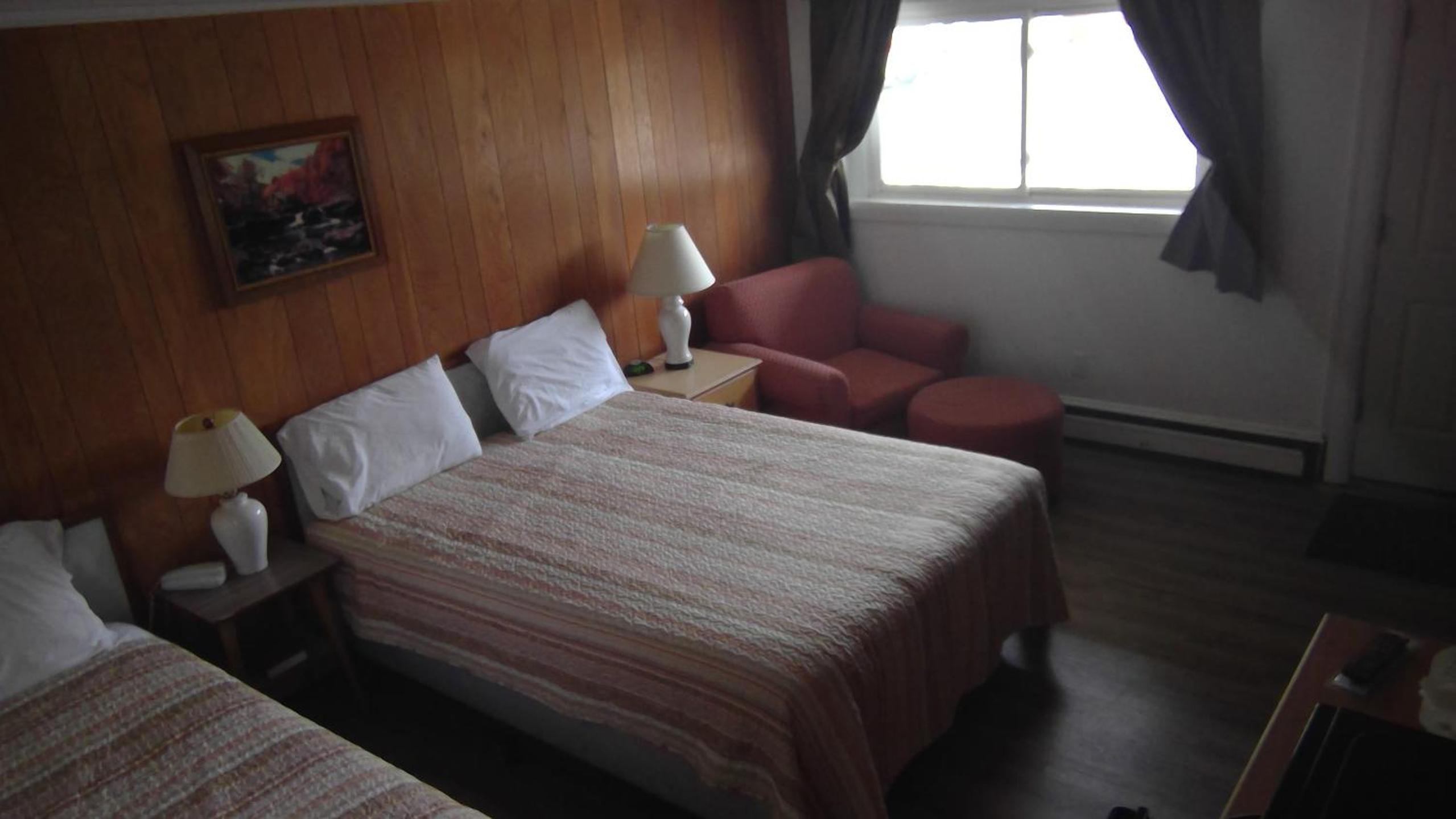Queen Room with Two Queen Beds photo 1