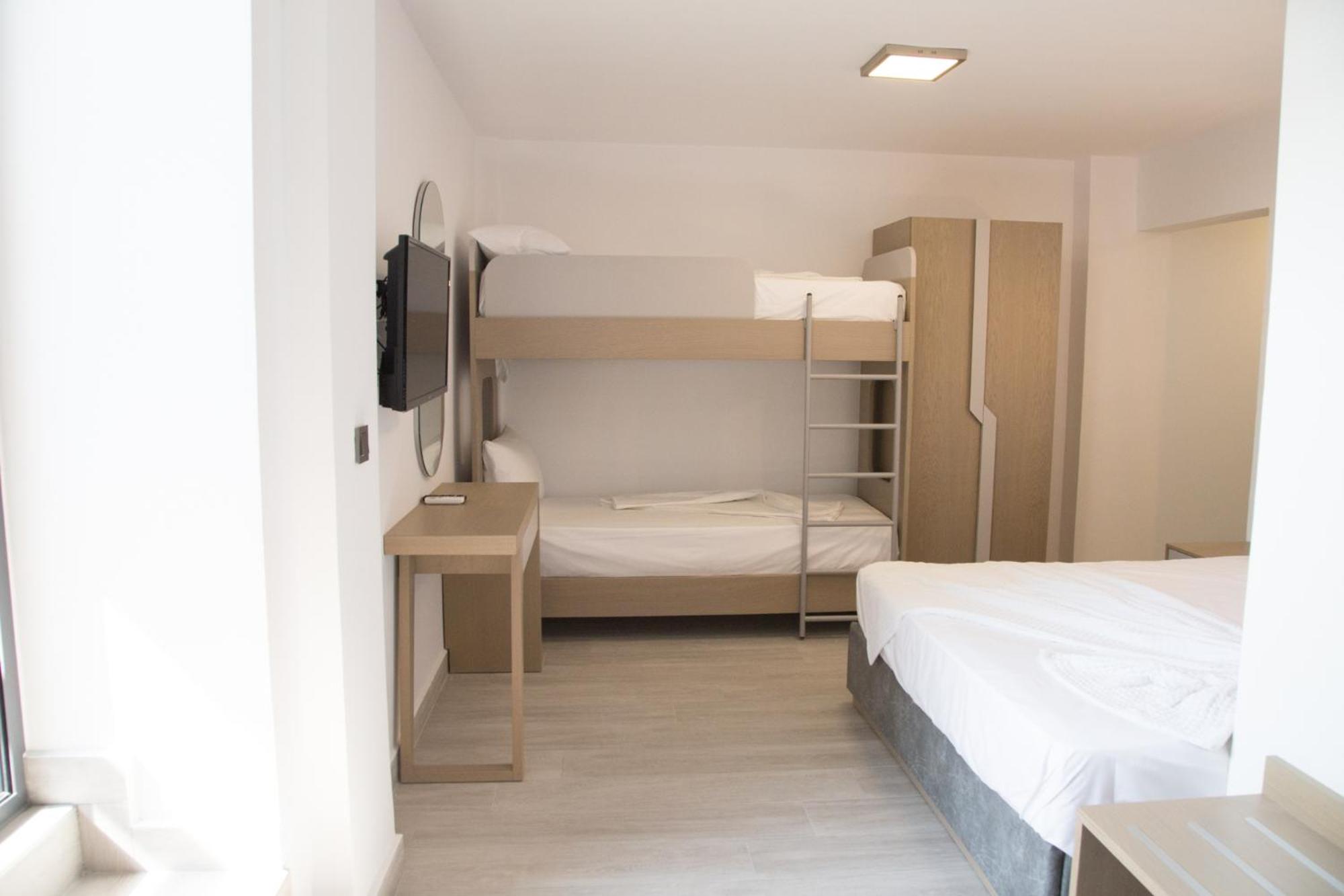 Economy Quadruple Room - Photo 3