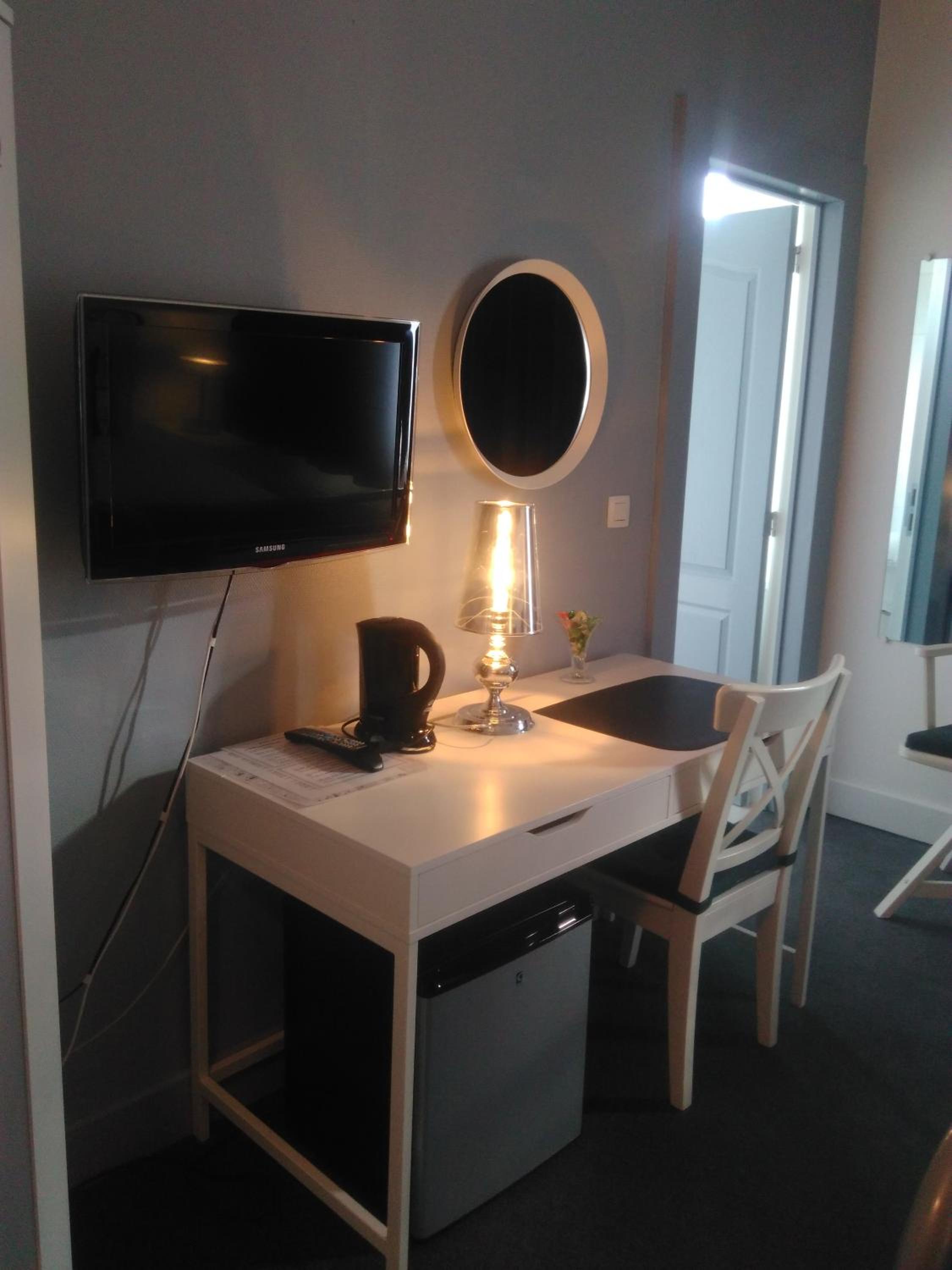 Twin Room with Bath - Photo 1