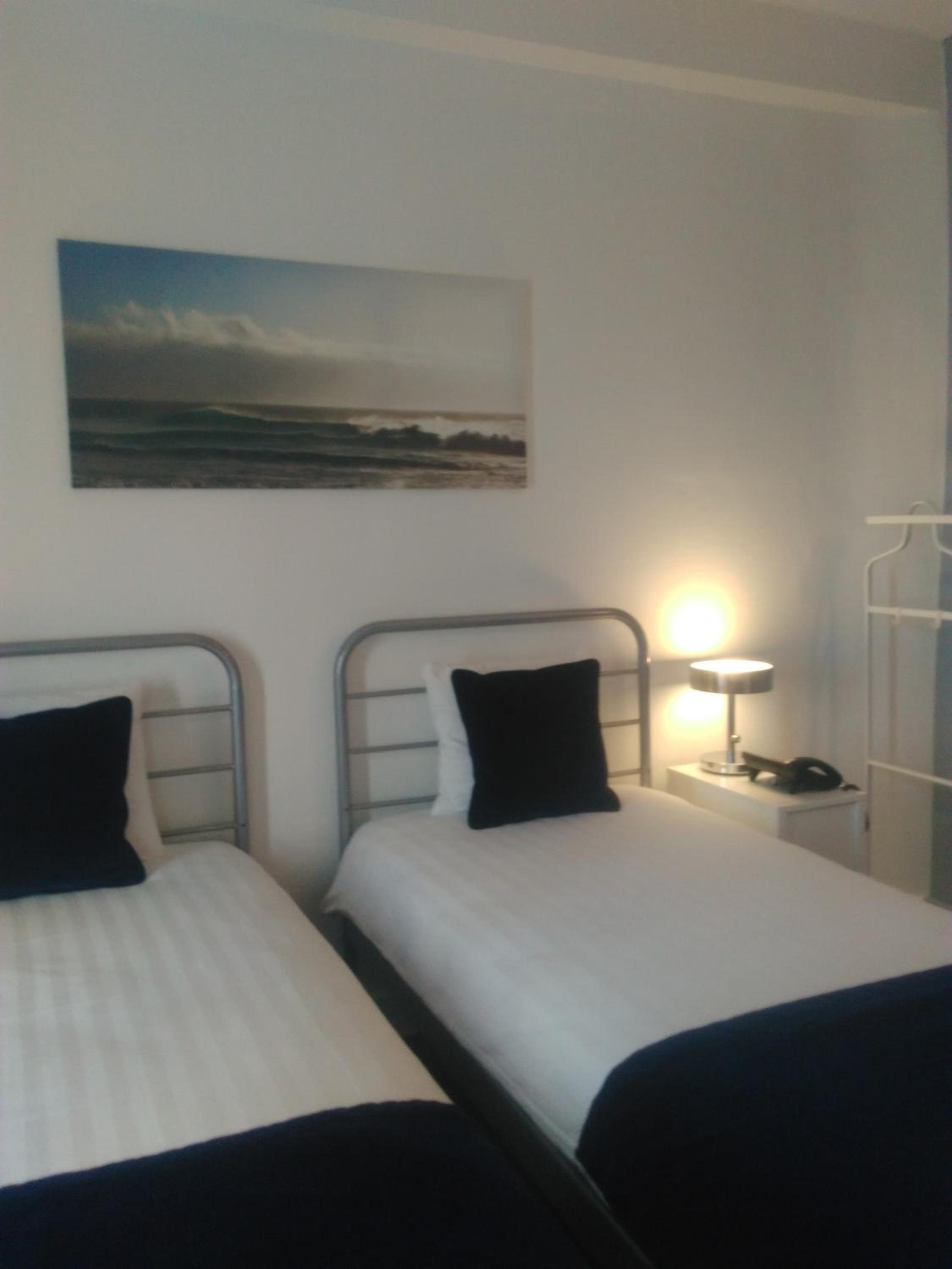 Twin Room with Bath - Photo 5