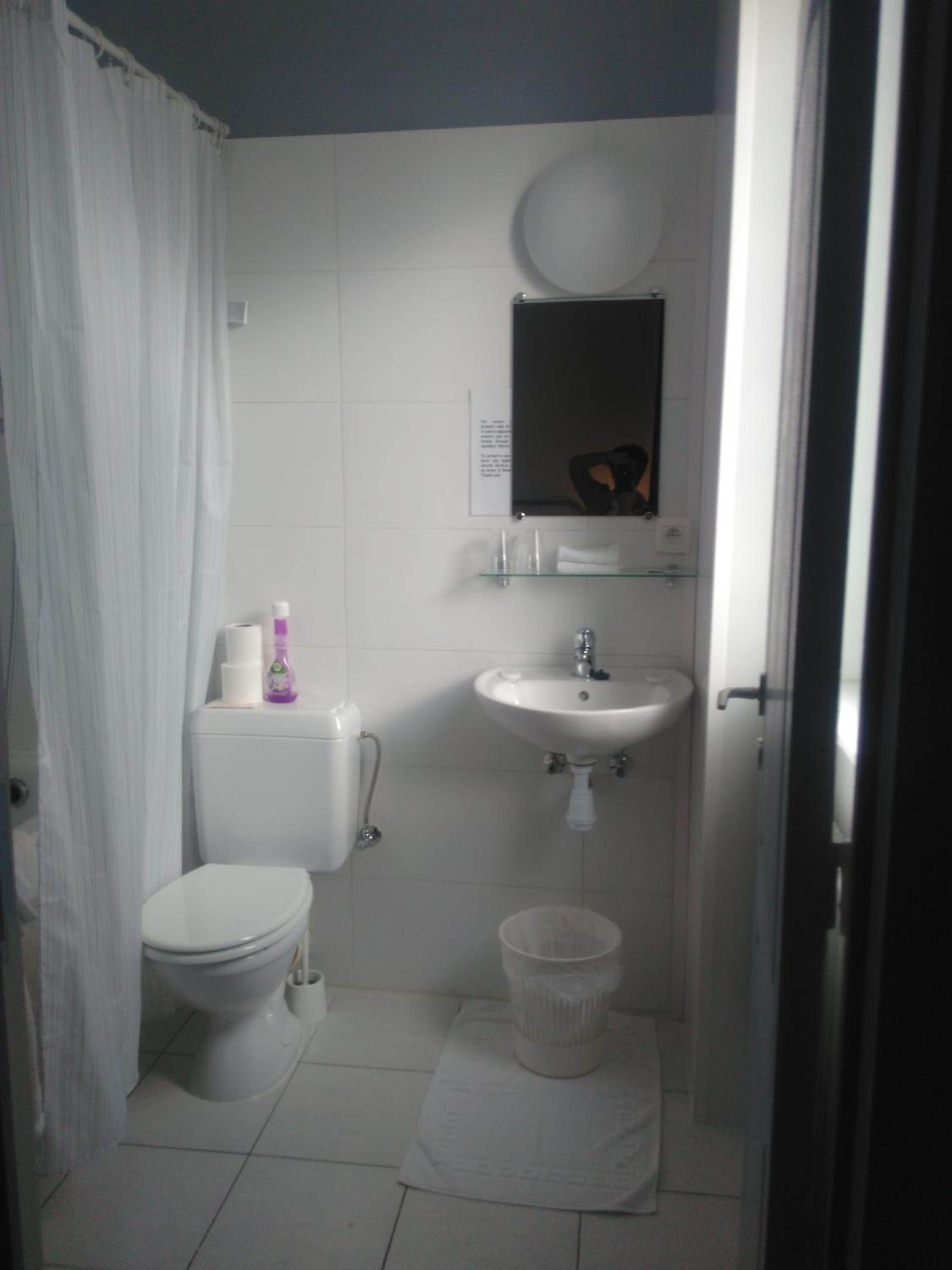 Twin Room with Bath - Photo 4