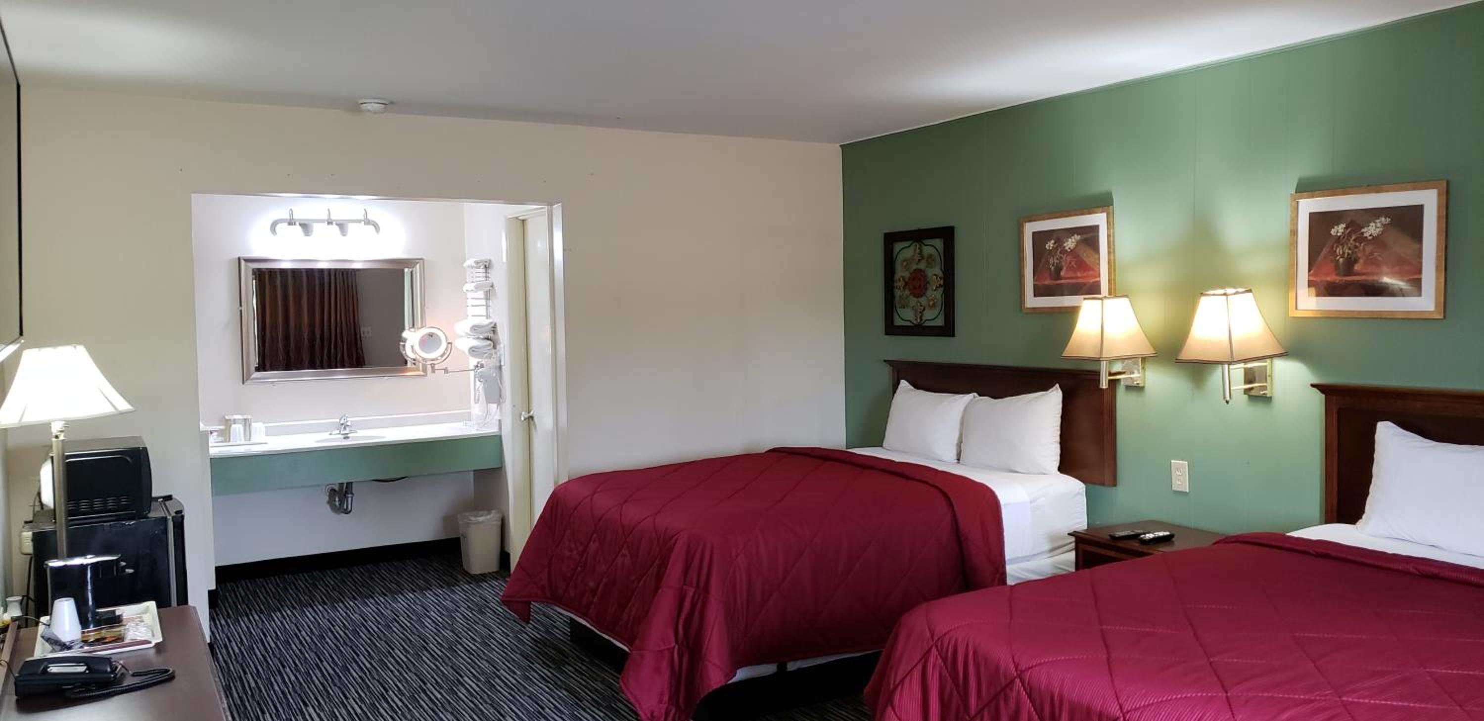 Queen Room with Two Queen Beds - Non-Smoking - Photo 15