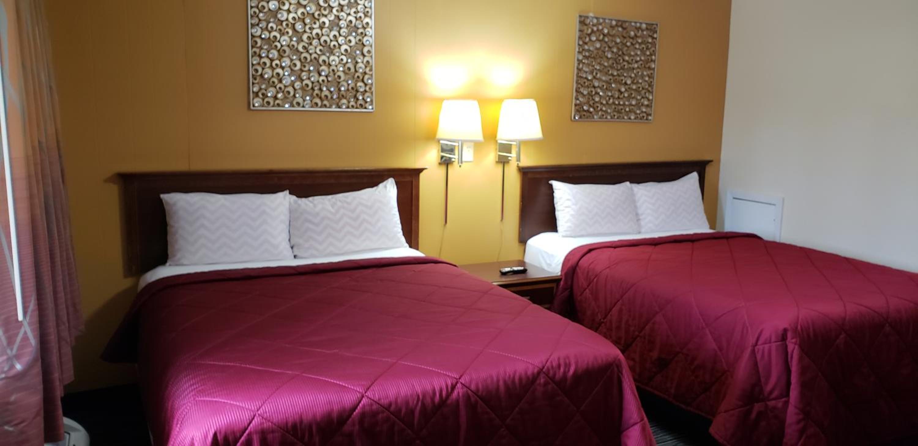 Queen Room with Two Queen Beds - Non-Smoking - Photo 3