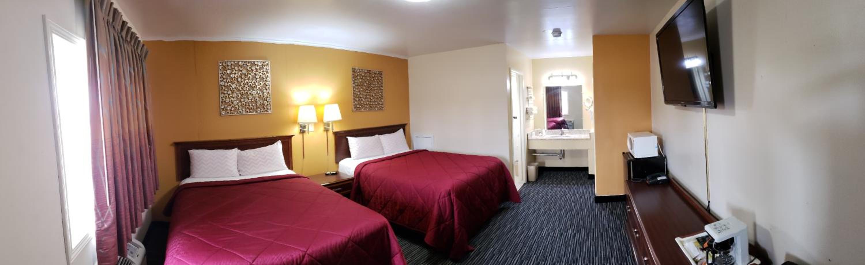 Queen Room with Two Queen Beds - Non-Smoking - Photo 5