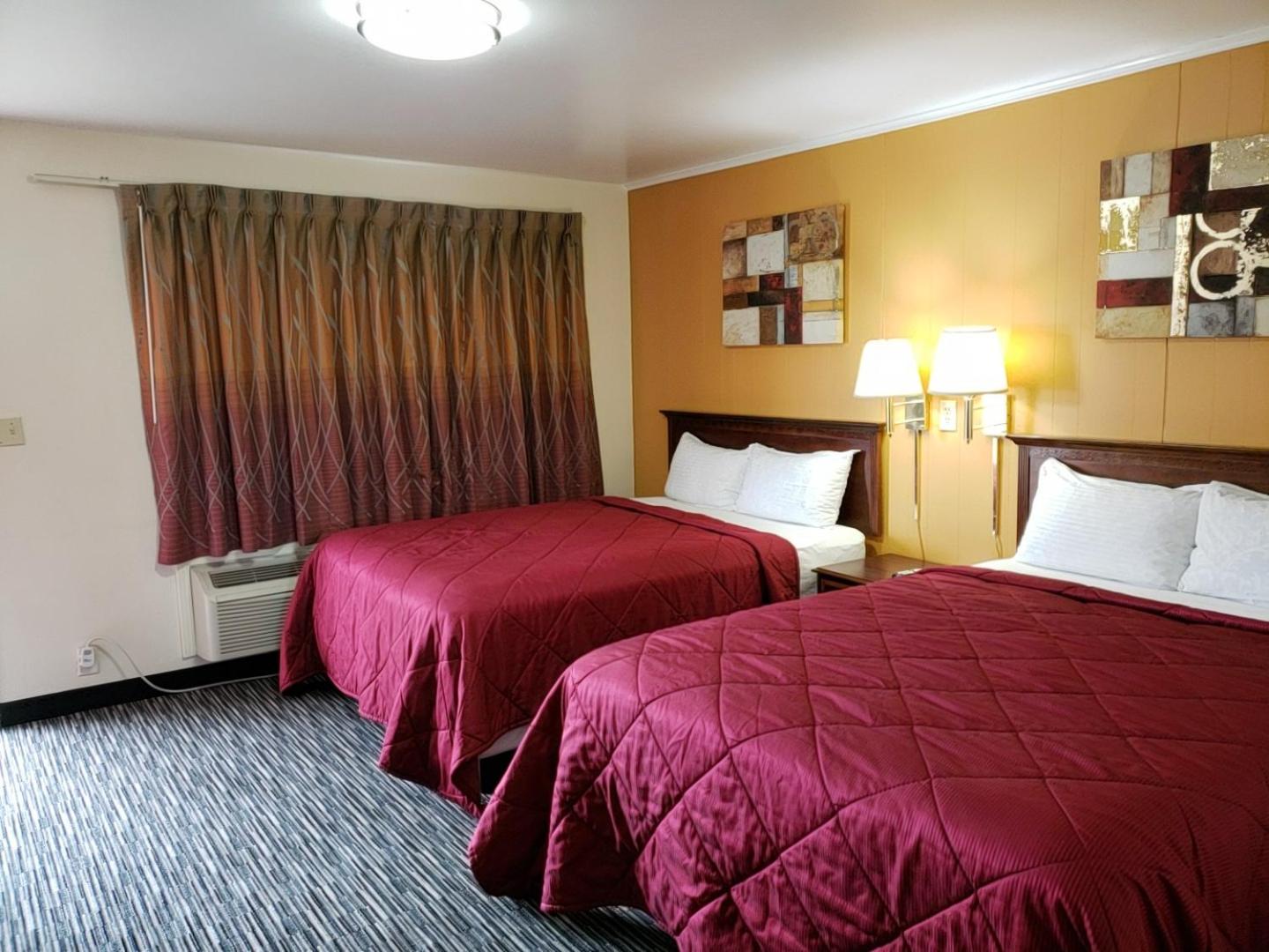 Queen Room with Two Queen Beds - Non-Smoking - Photo 8