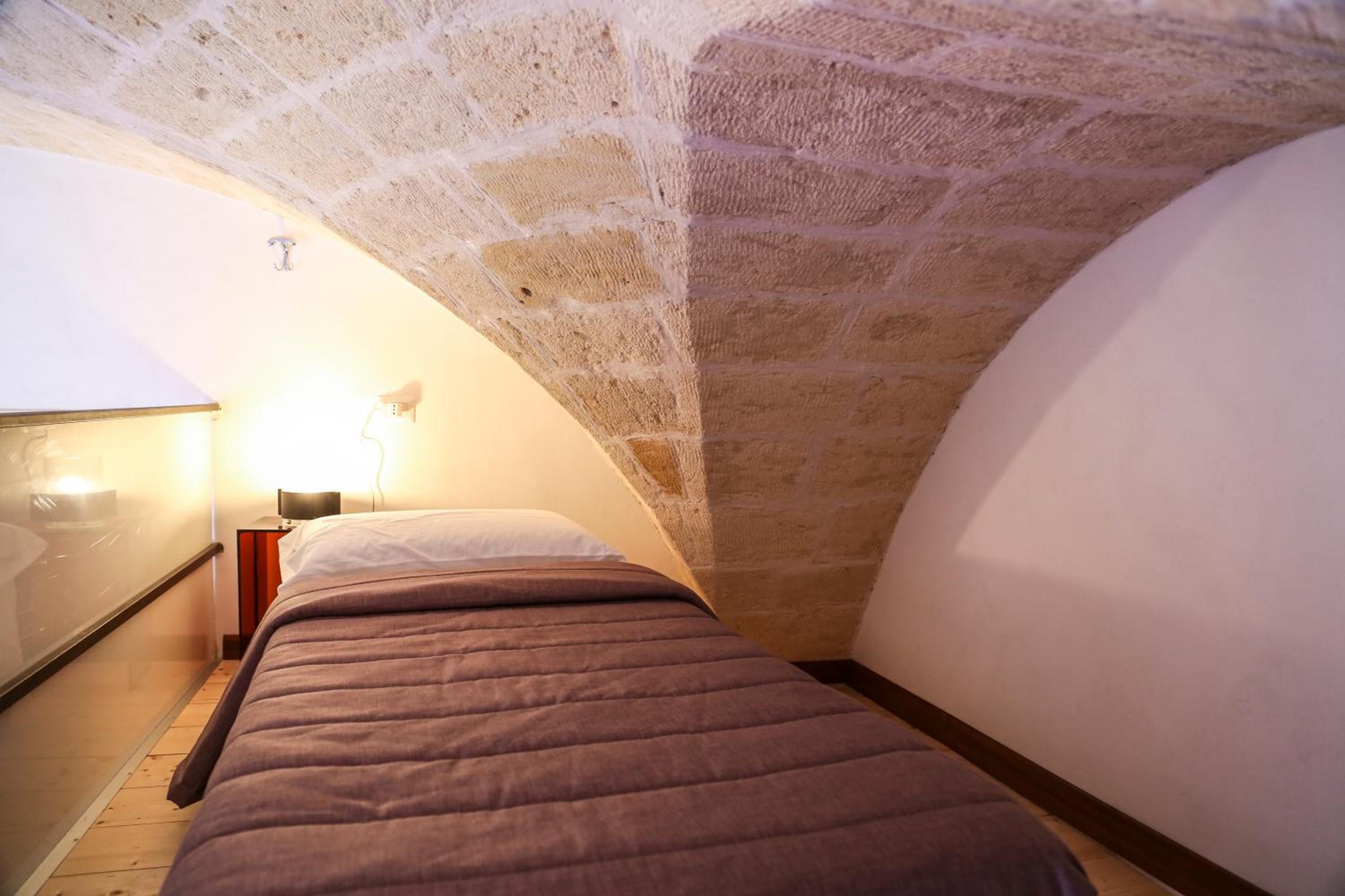 Junior Suite with Balcony - Photo 6