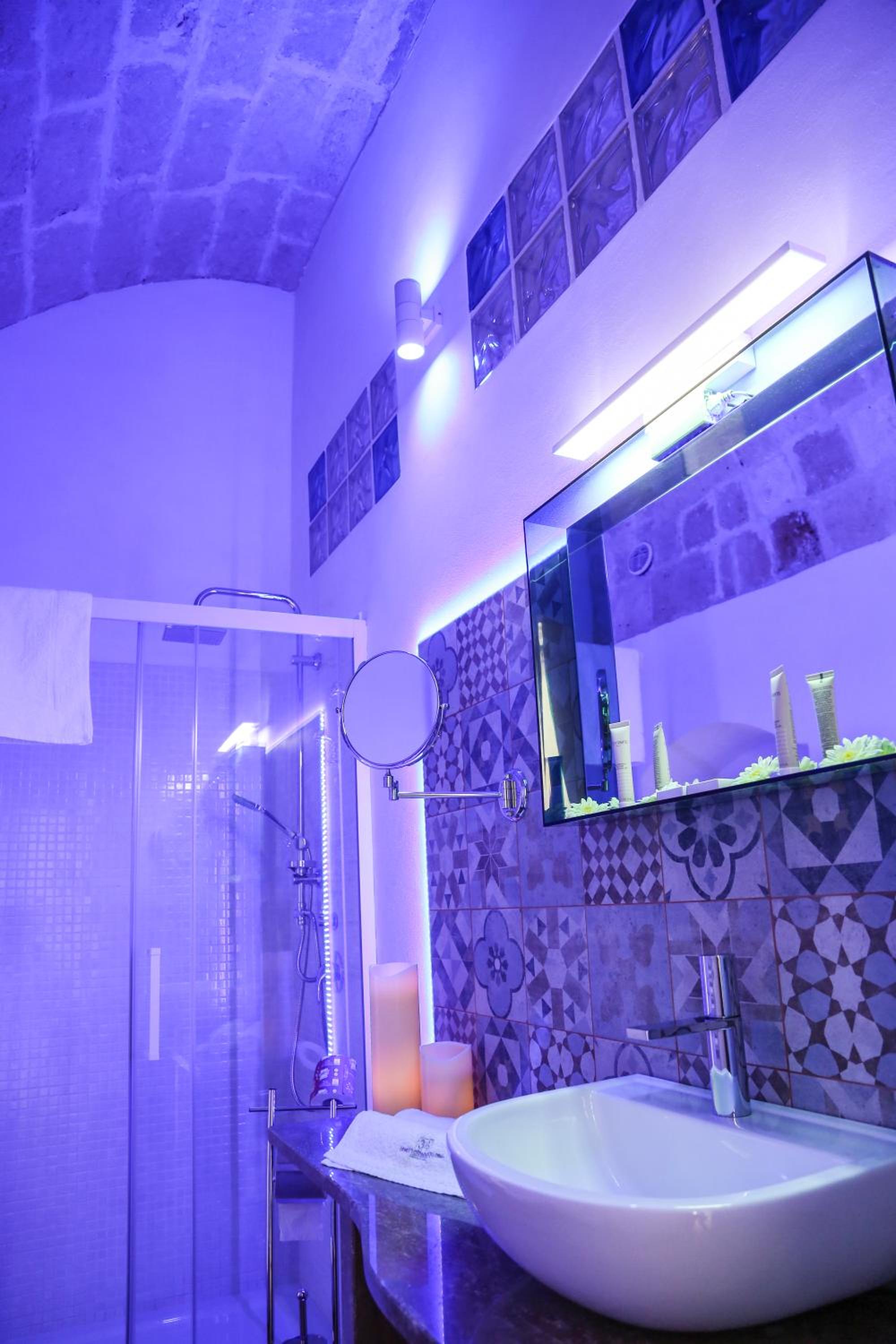 Junior Suite with Balcony - Photo 20