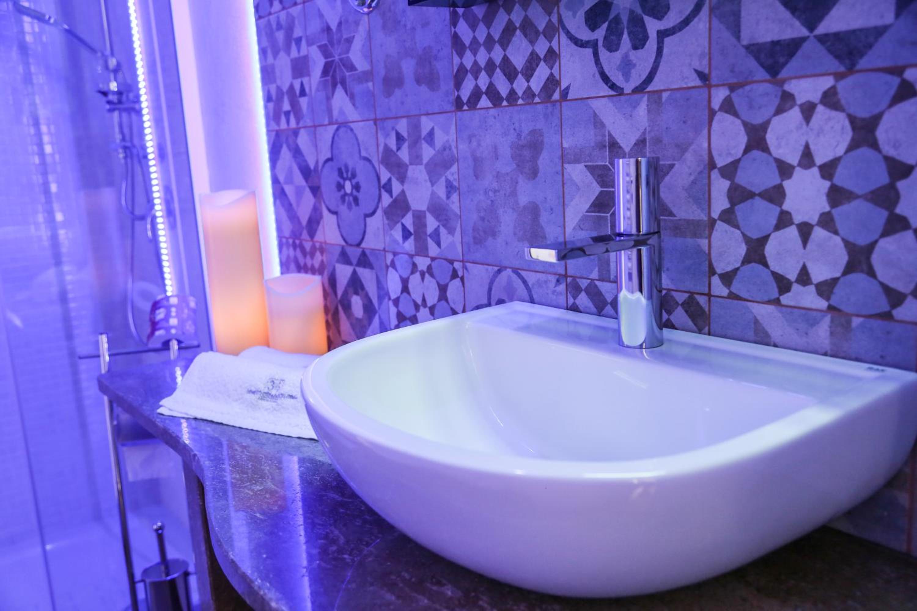 Junior Suite with Balcony - Photo 21