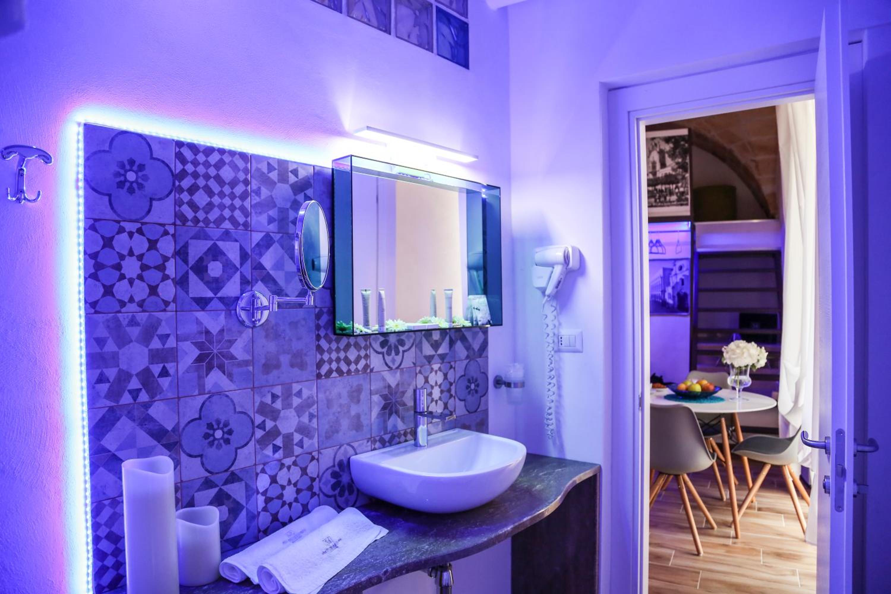 Junior Suite with Balcony - Photo 22