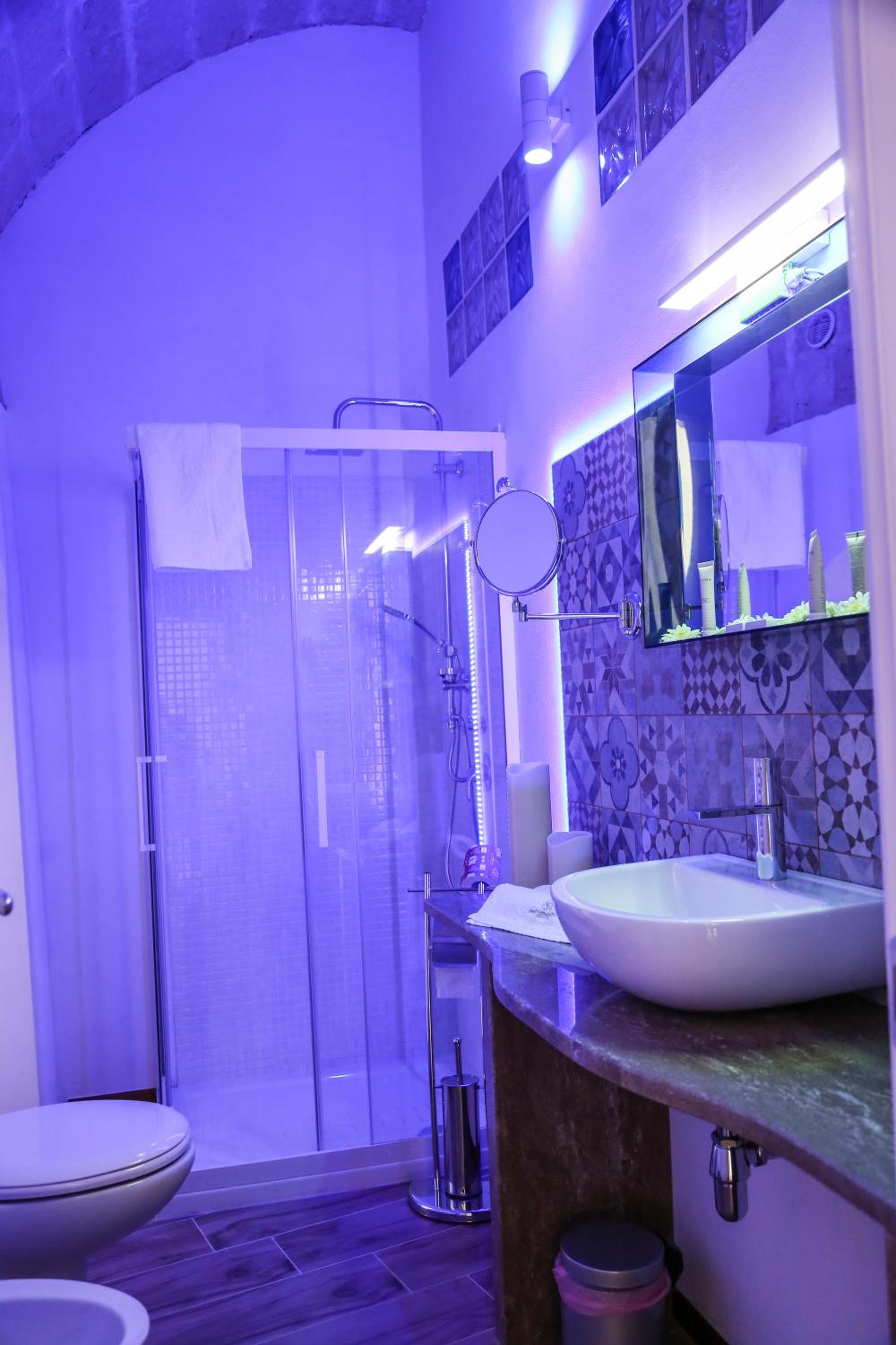 Junior Suite with Balcony - Photo 24