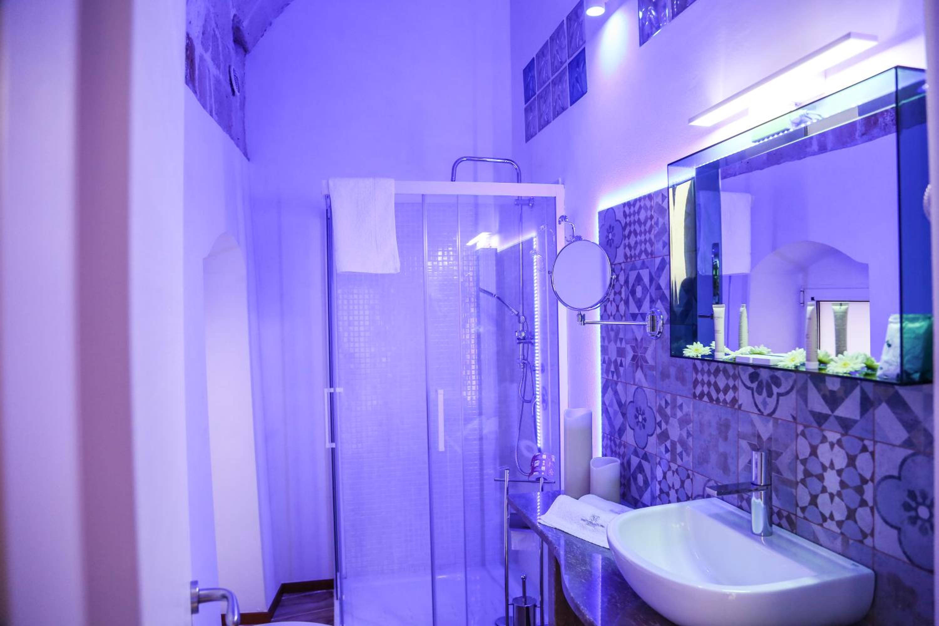 Junior Suite with Balcony - Photo 25