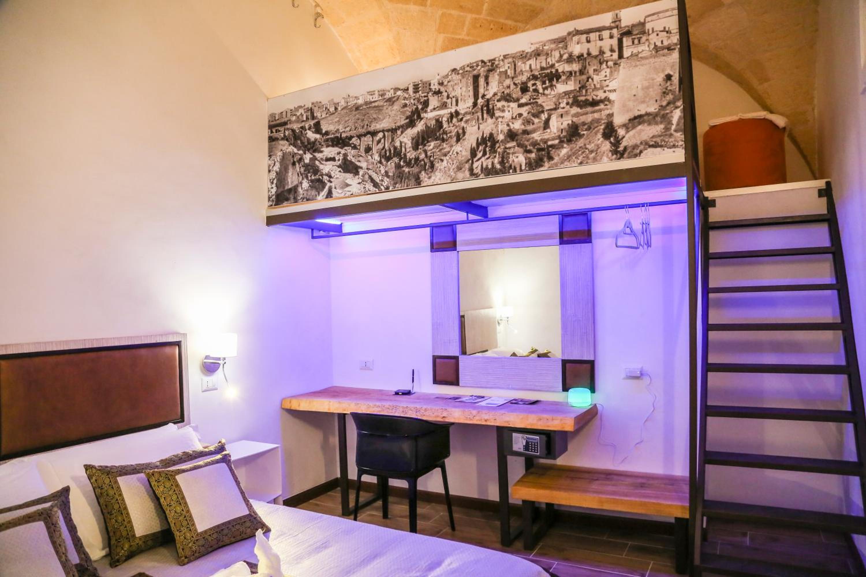 Junior Suite with Balcony - Photo 26