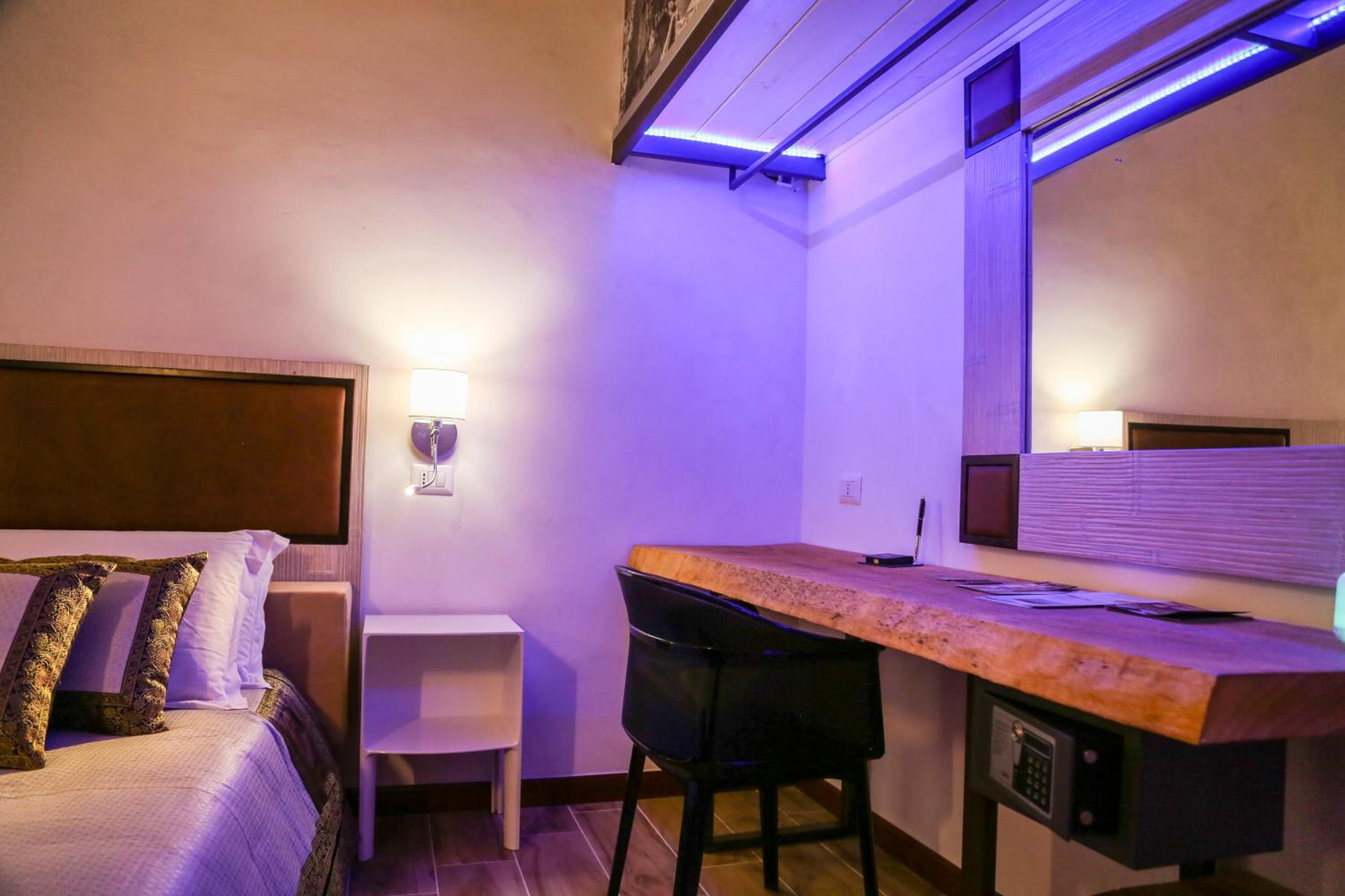 Junior Suite with Balcony - Photo 29