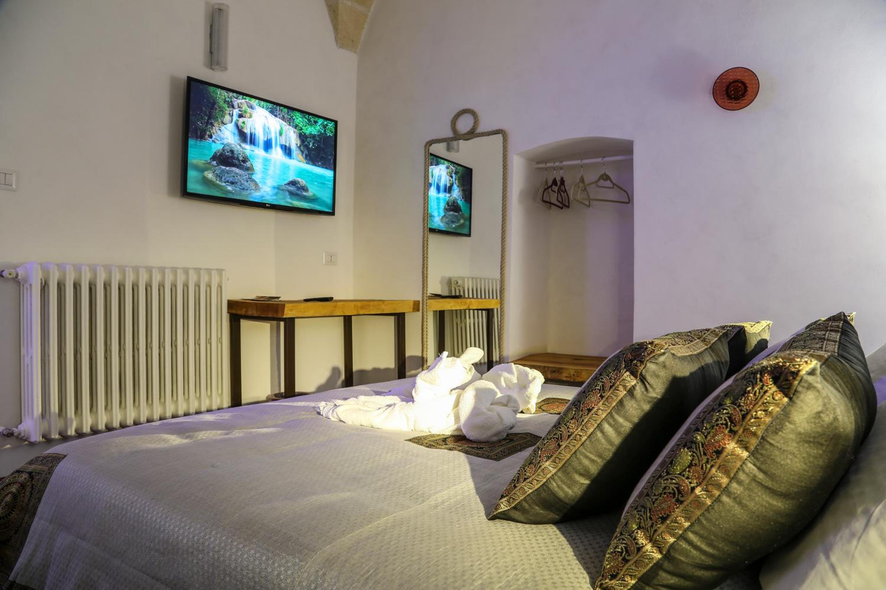 Junior Suite with Balcony - Photo 2