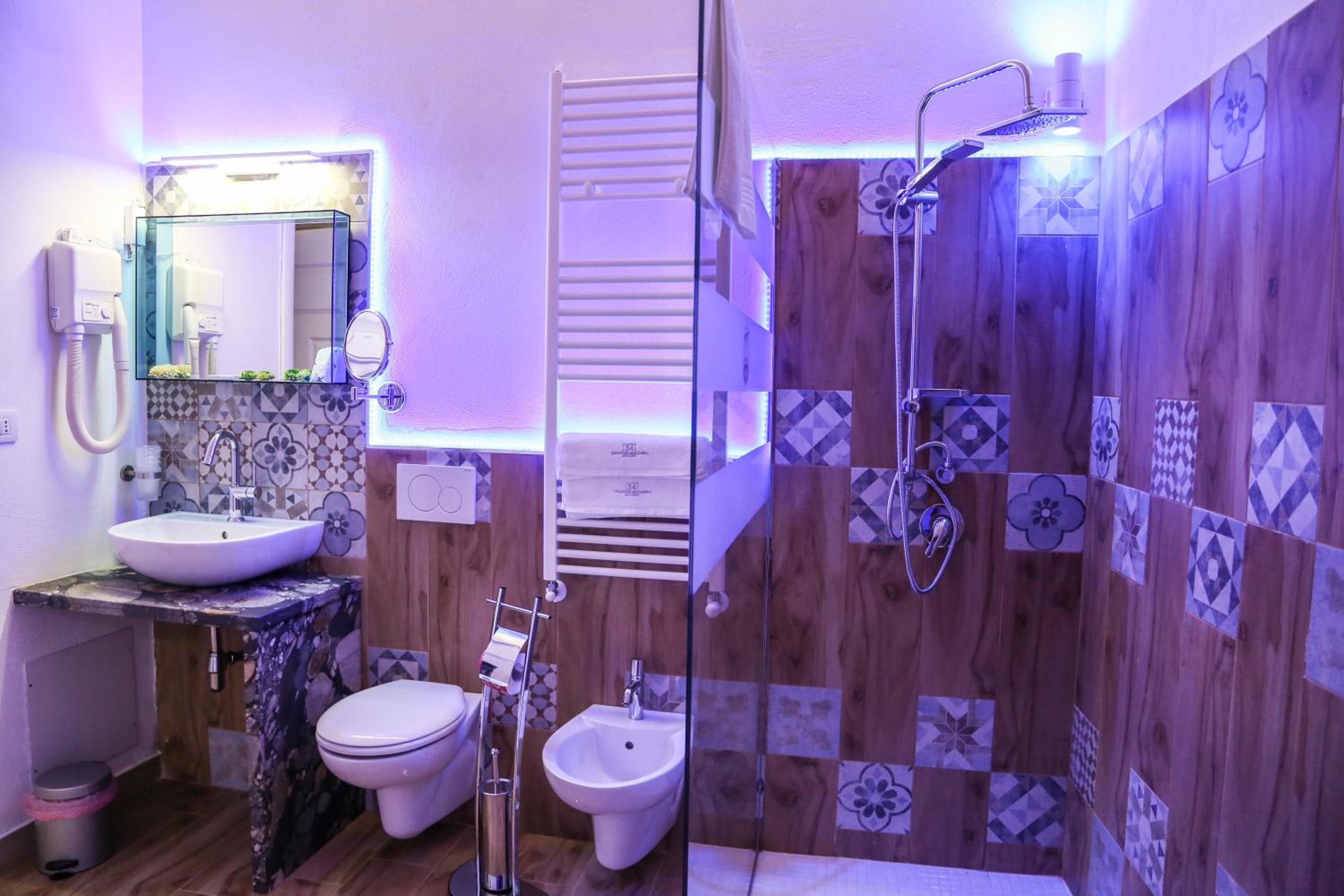 Suite - Photo 3