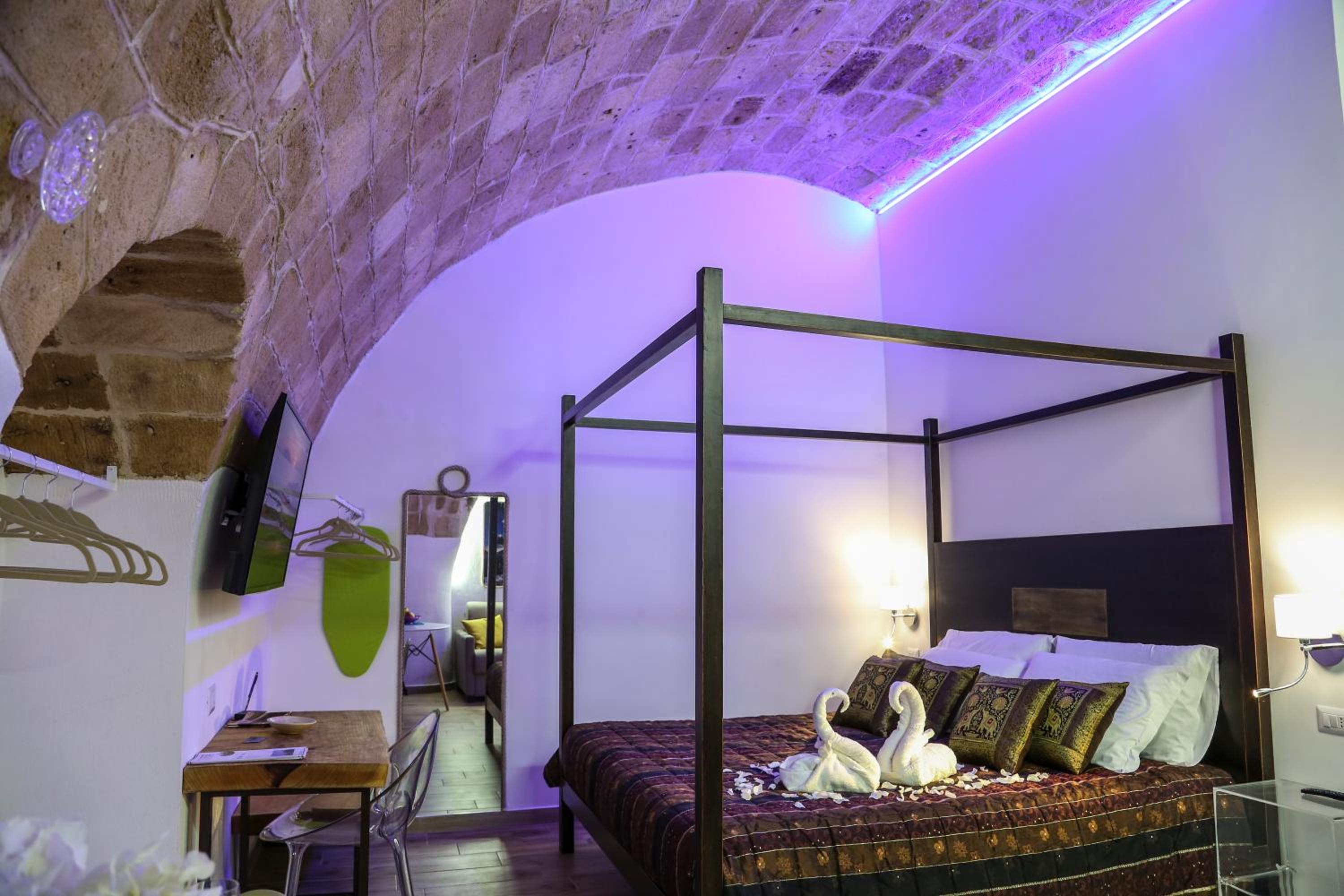 Suite - Photo 11