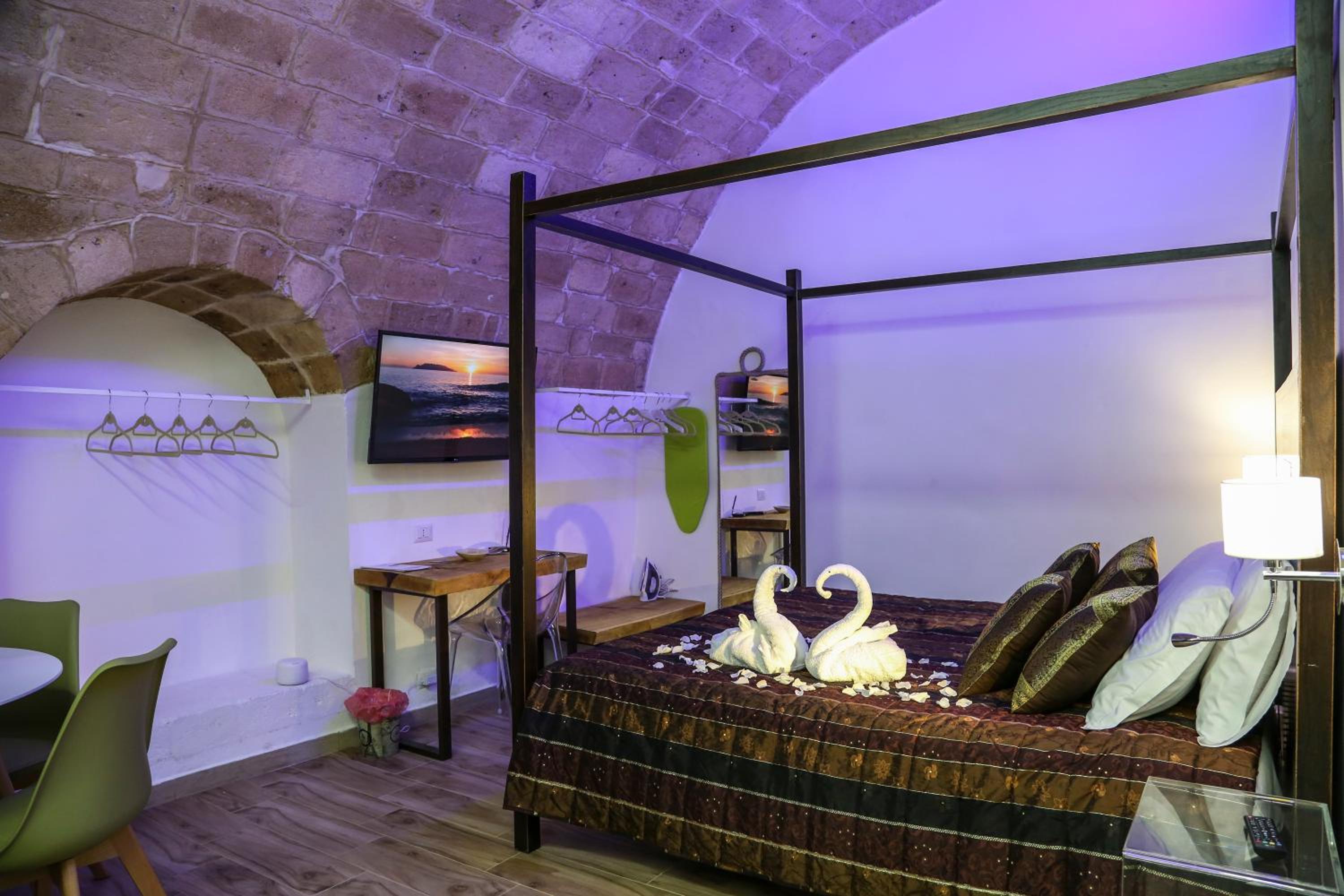 Suite - Photo 1