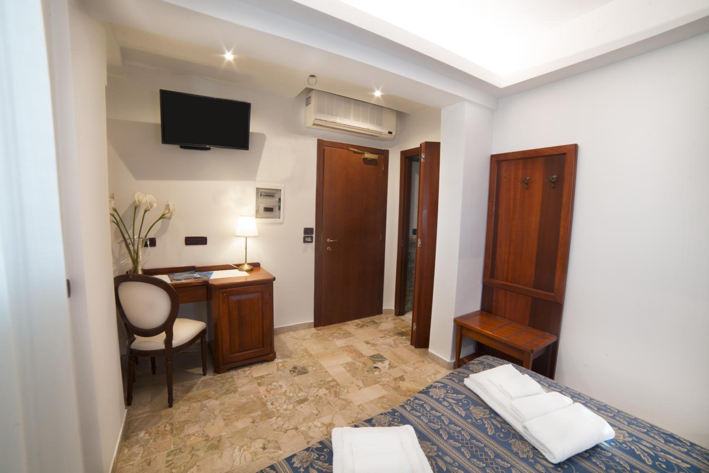Double or Twin Room - Photo 2