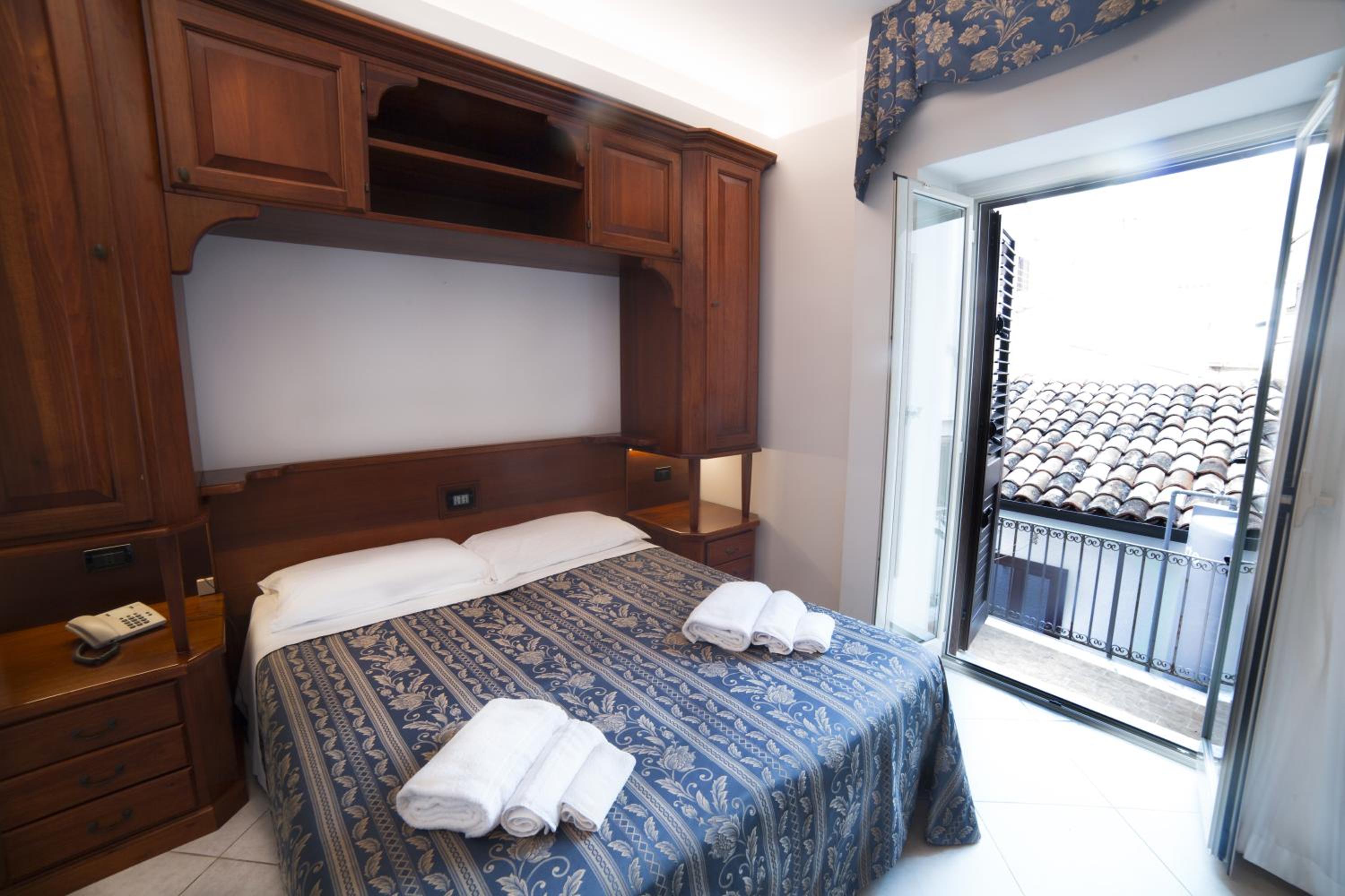 Double or Twin Room - Photo 4