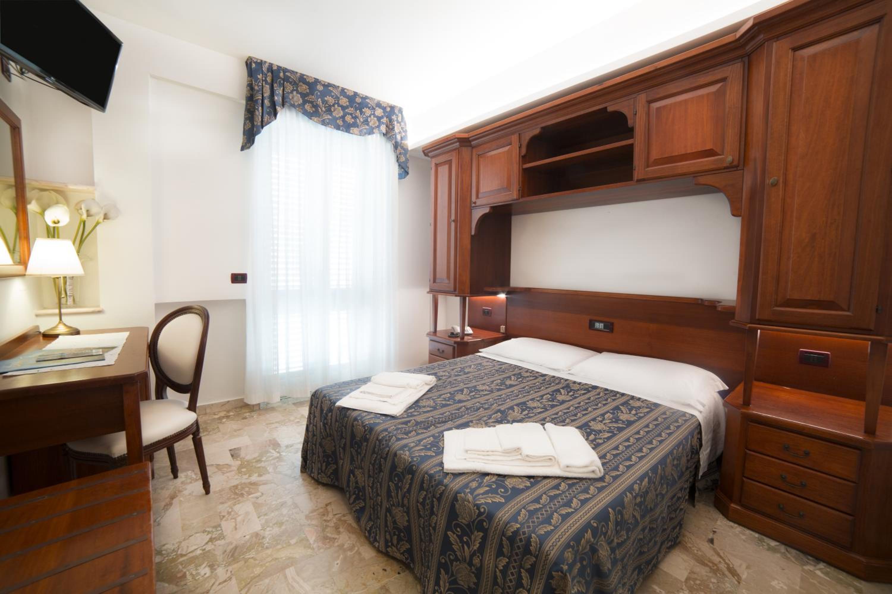 Double or Twin Room - Photo 5