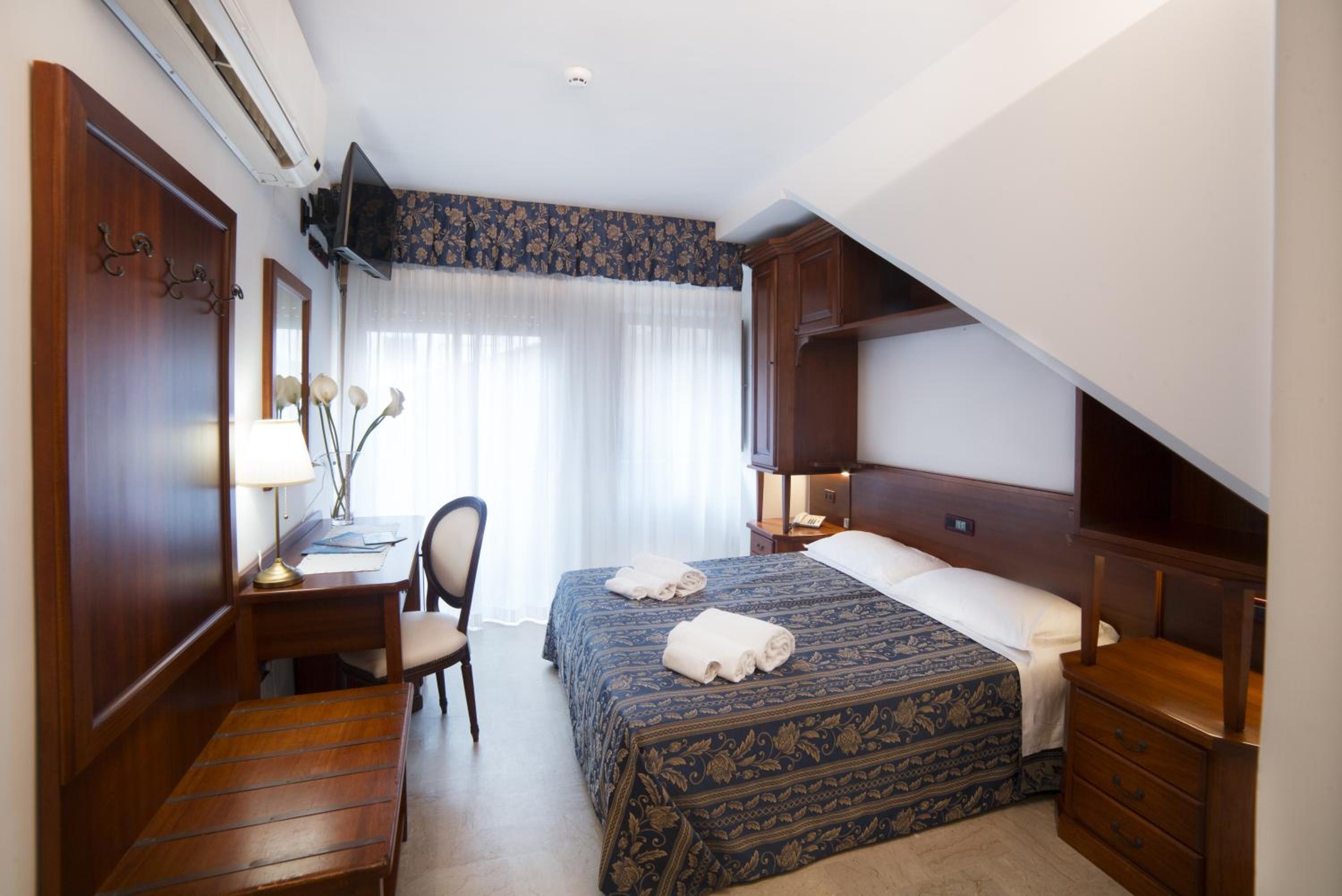 Economy Twin/Double Room (some with bathroom disable facilities) - Photo 7