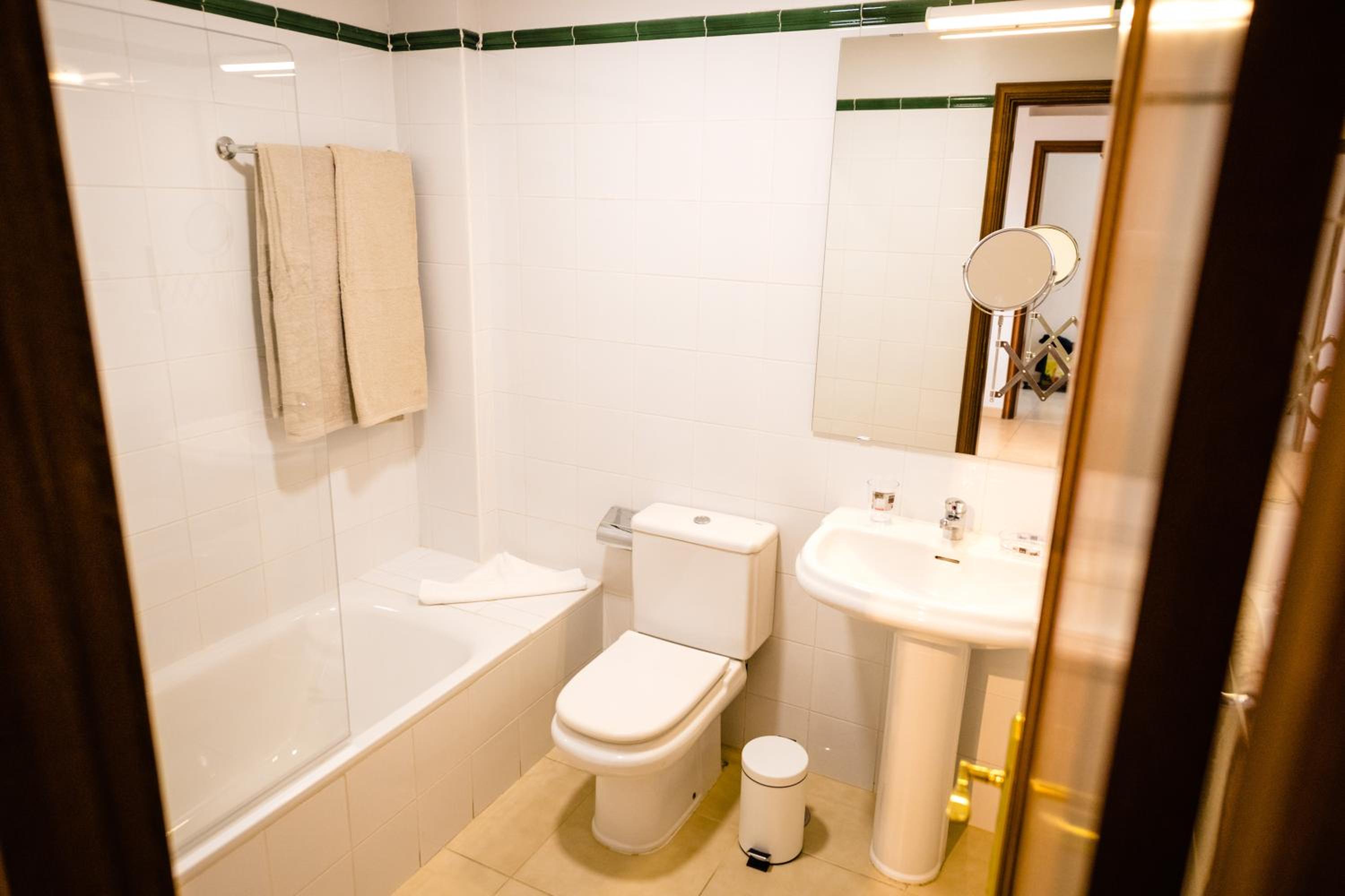 One-Bedroom Apartment with Balcony photo 2