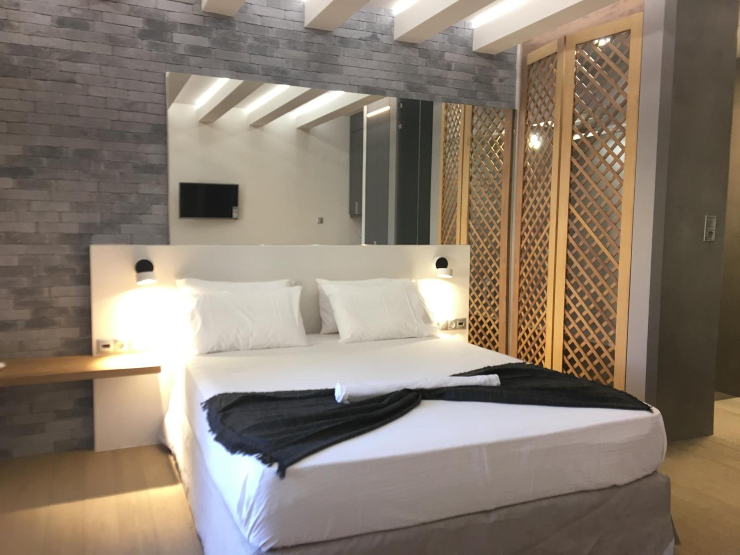 Superior Top Floor Studio with Balcony - Courtyard View