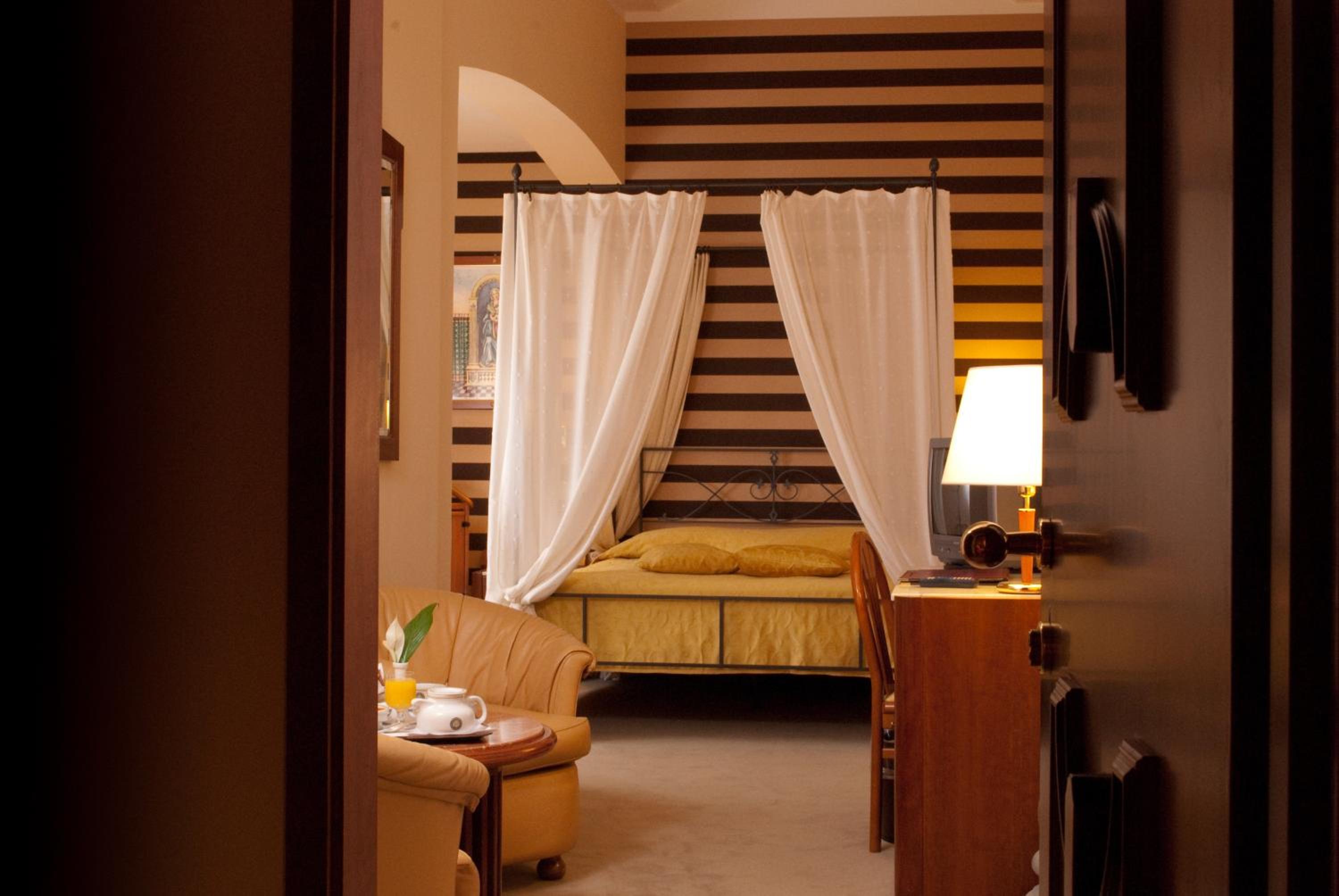 Classic Double or Twin Room - Photo 7