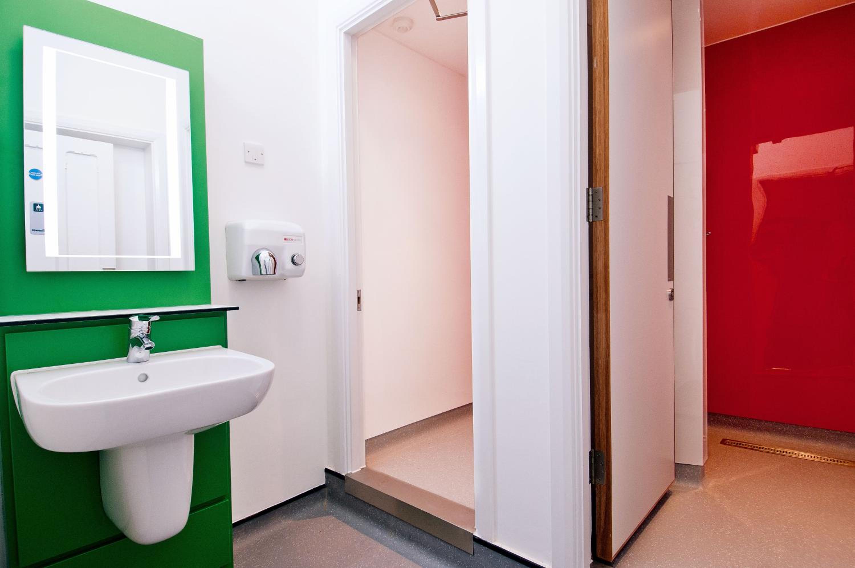 6 Bed Private Room Shared Bathroom photo 3