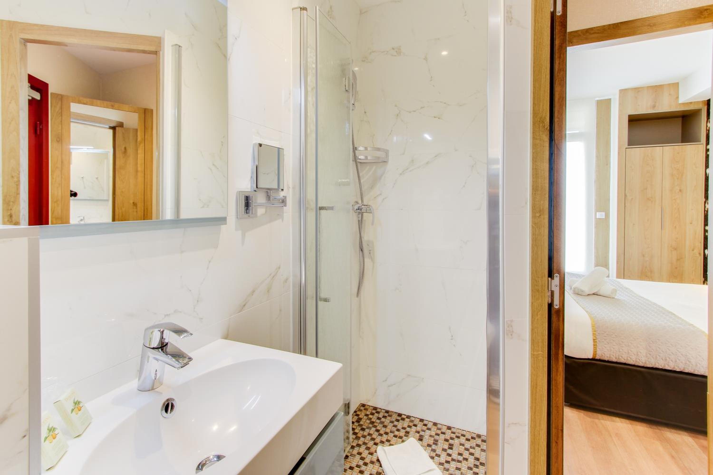 Standard Double or Twin Room - Photo 7