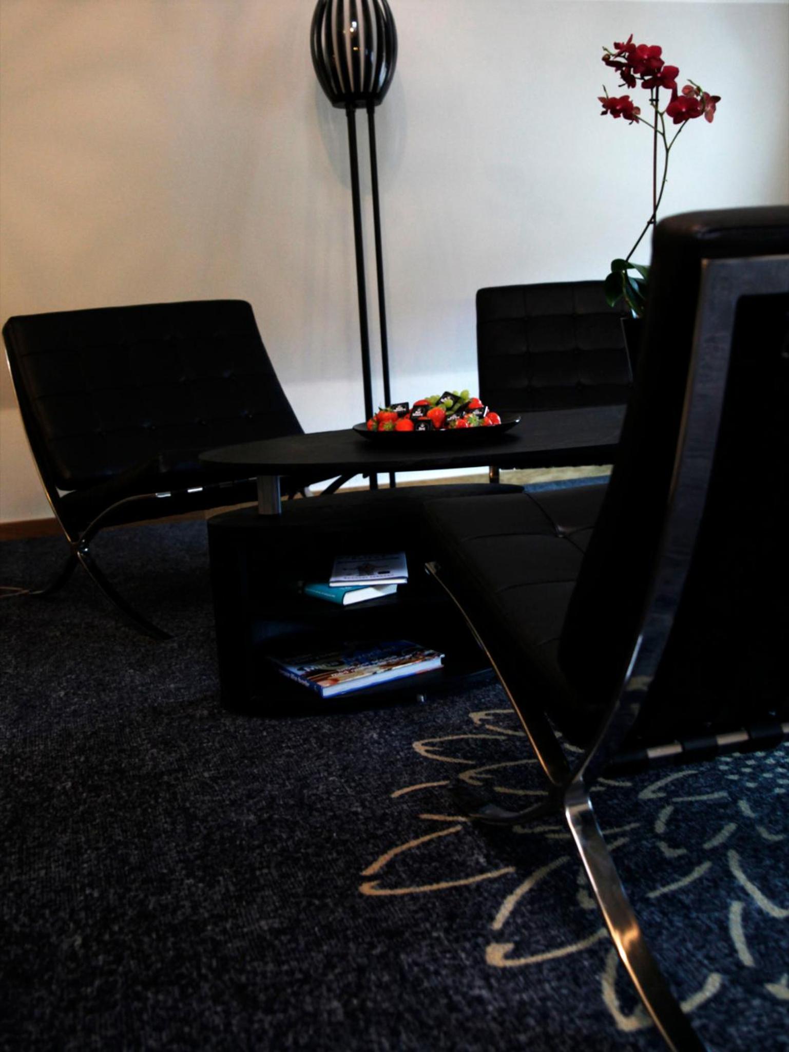Junior Suite with Double Bed - Photo 8