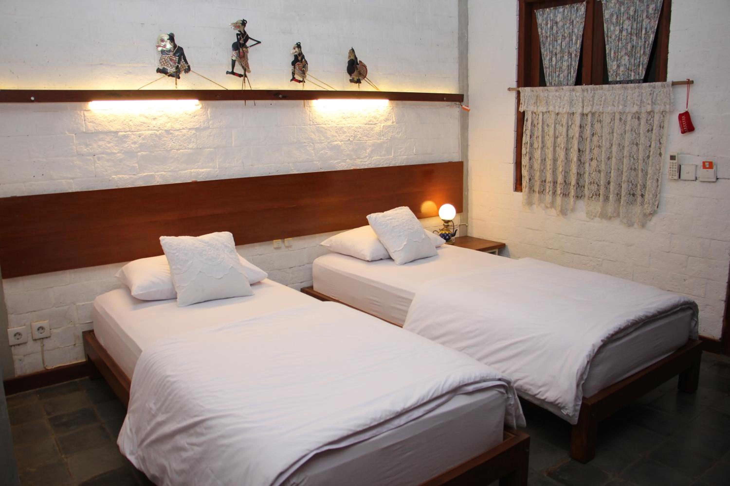 Standard Twin Room - Photo 9