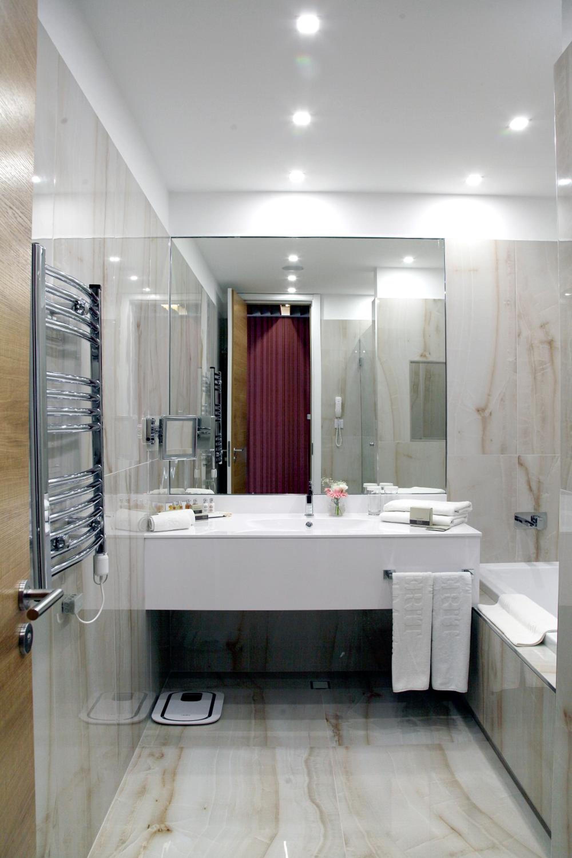 Deluxe Queen Suite
