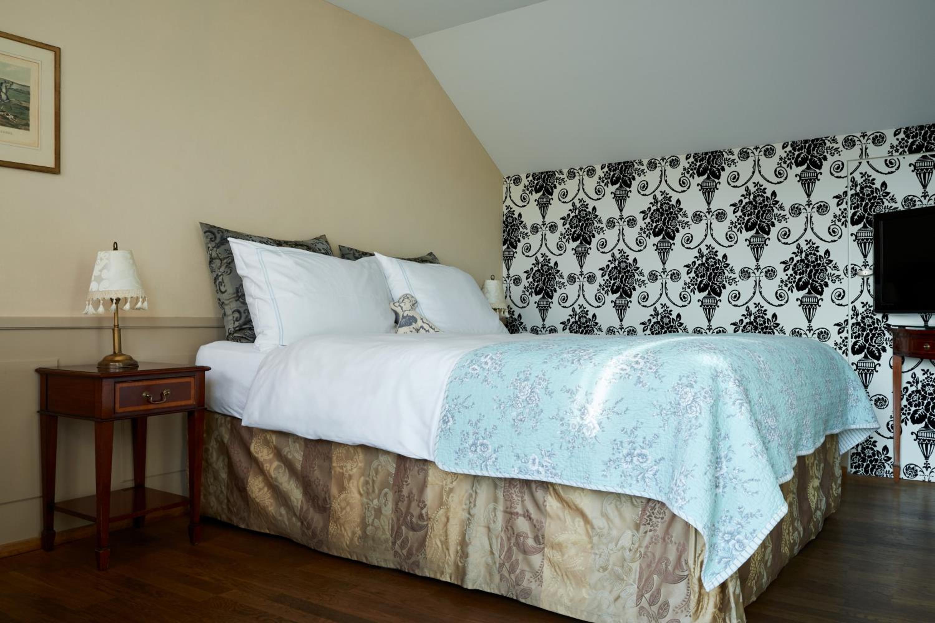 Deluxe Double Room thumbnail 5