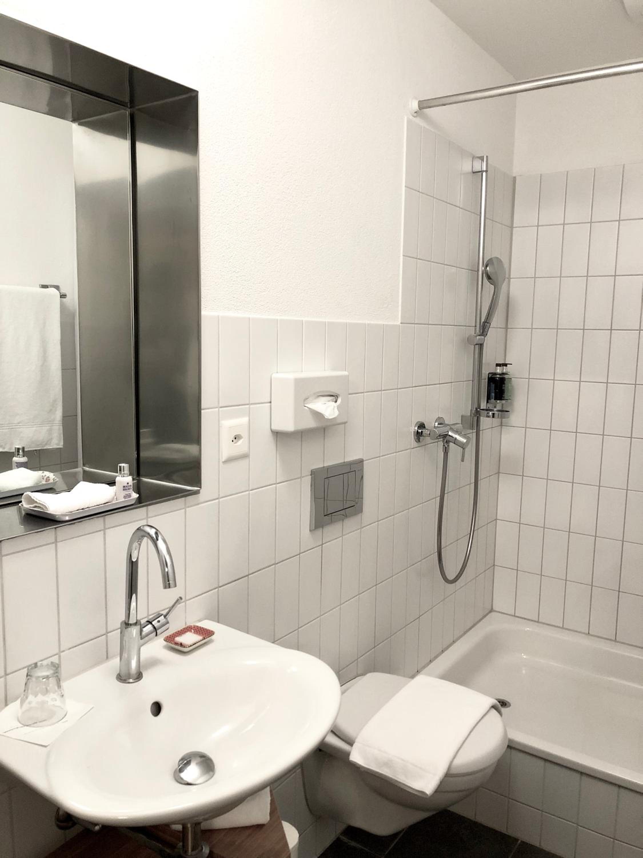 Deluxe Double Room thumbnail 6
