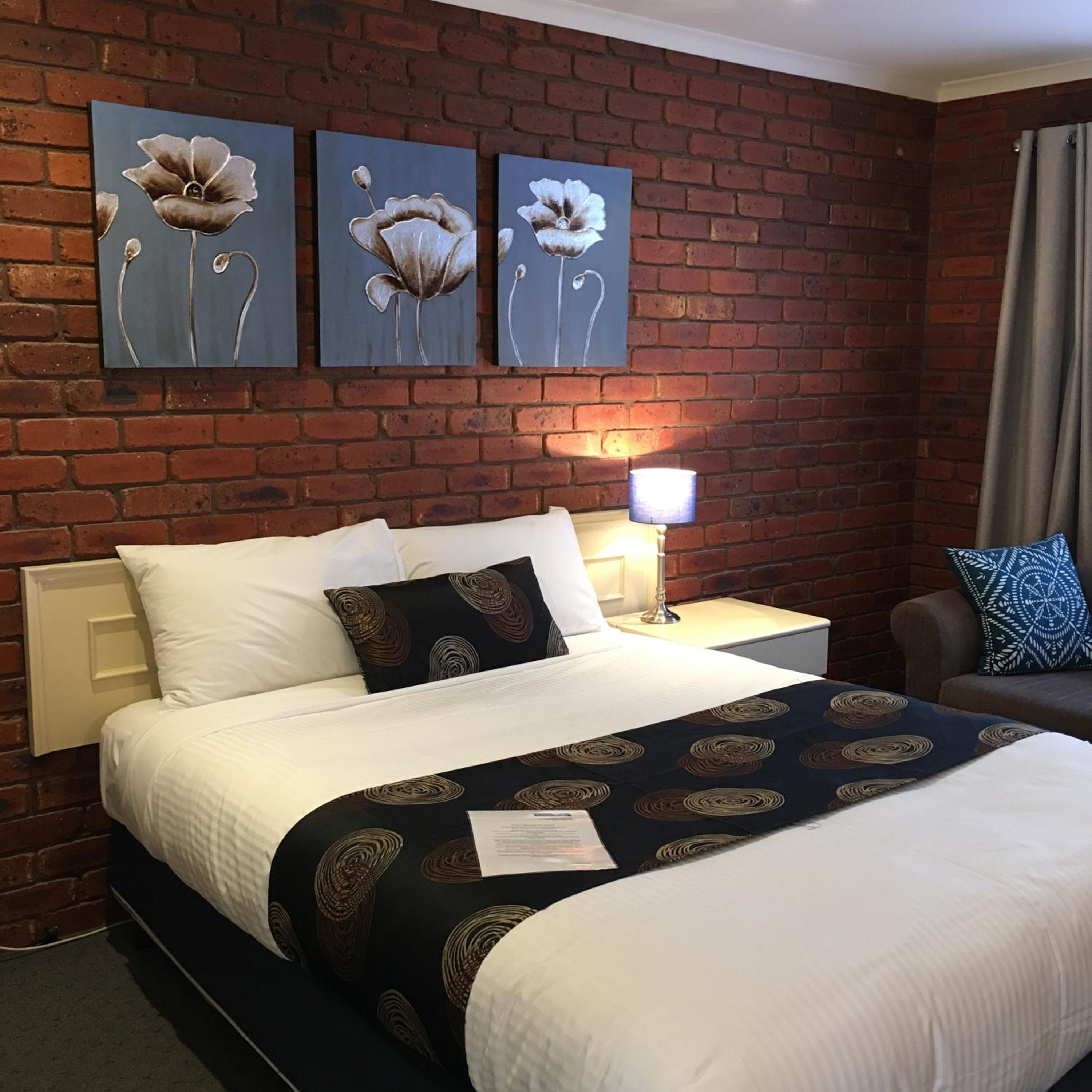 Queen Room photo 2