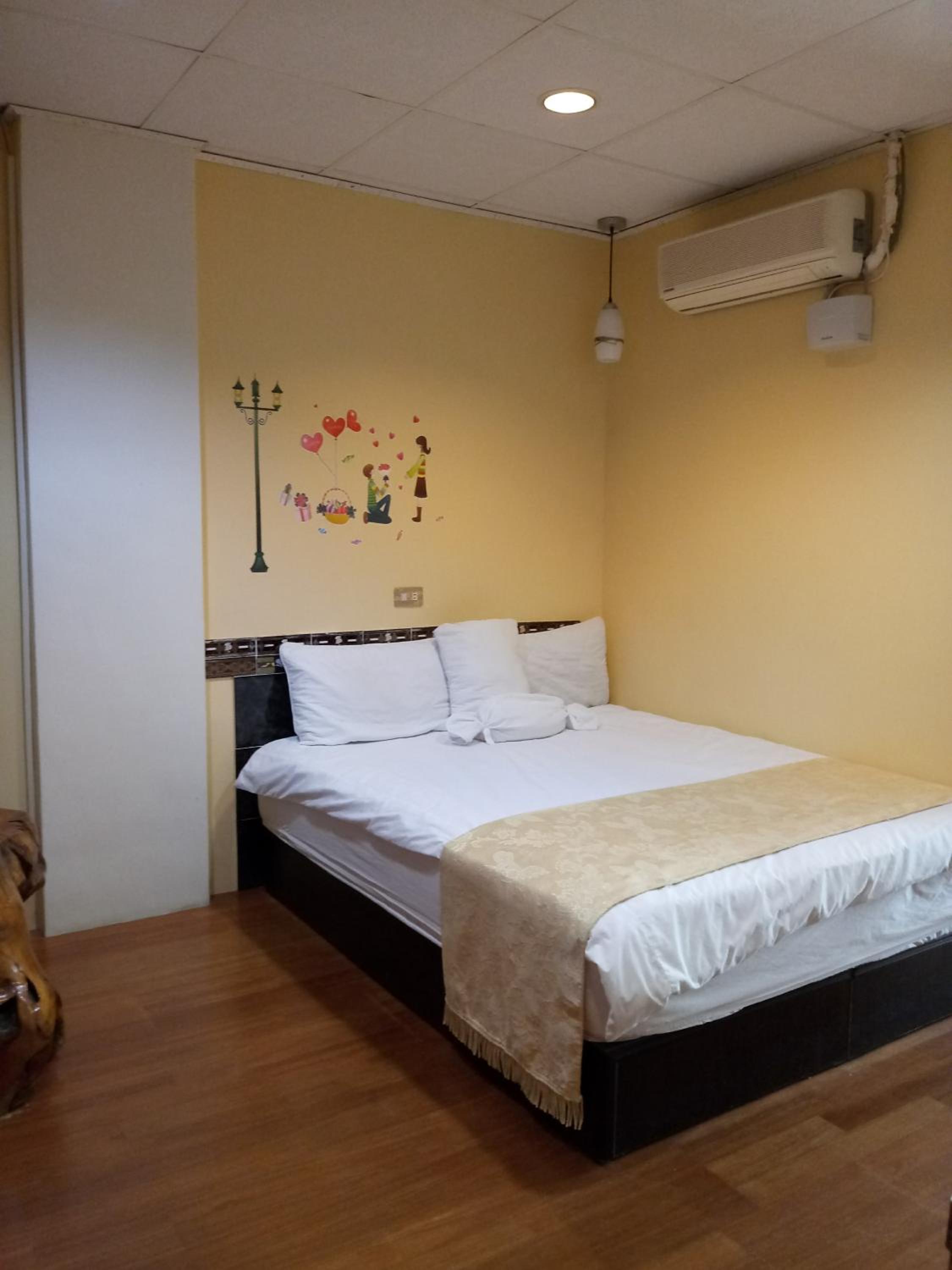 Budget Double Room without Window photo 1