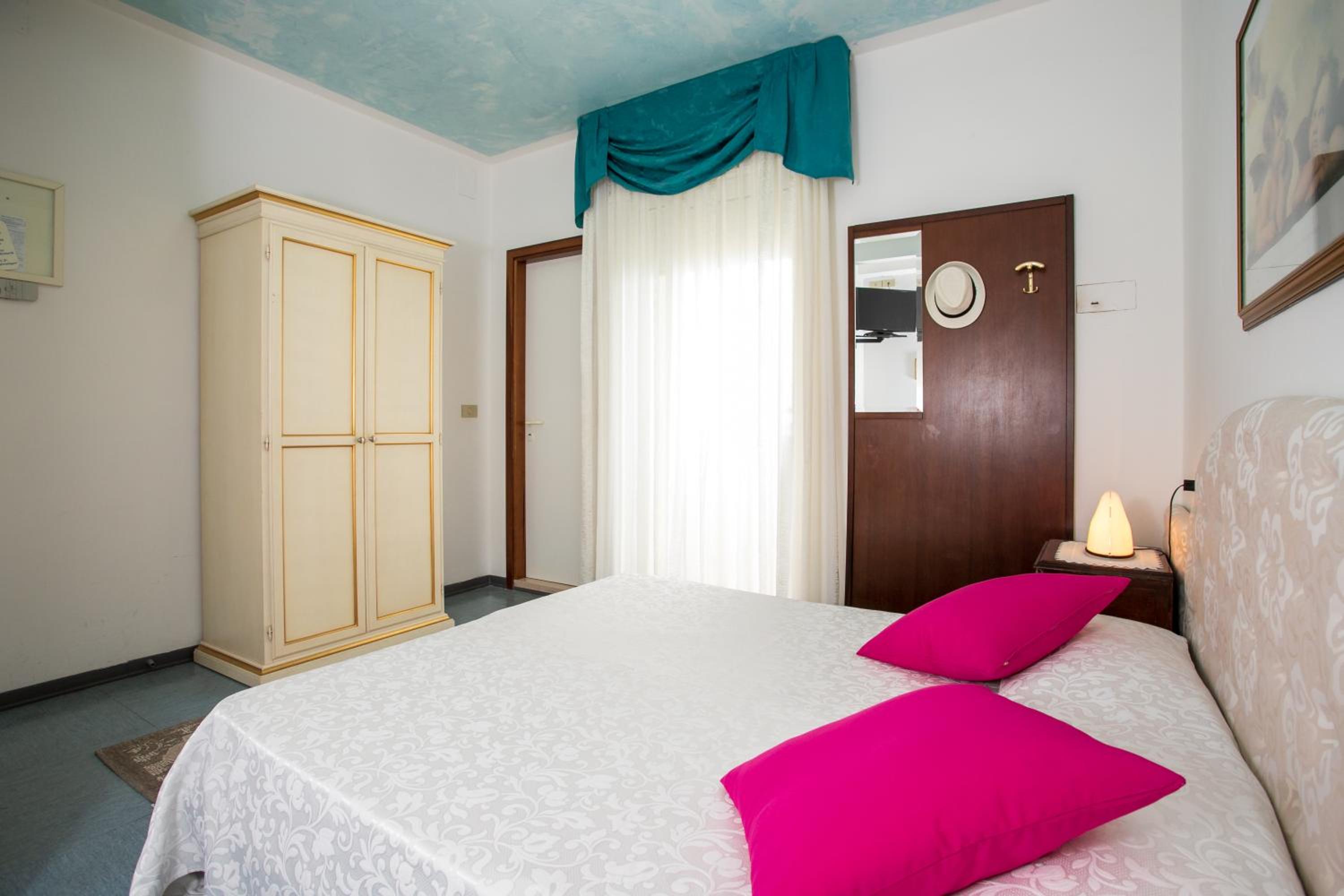 Economy Double Room photo 1