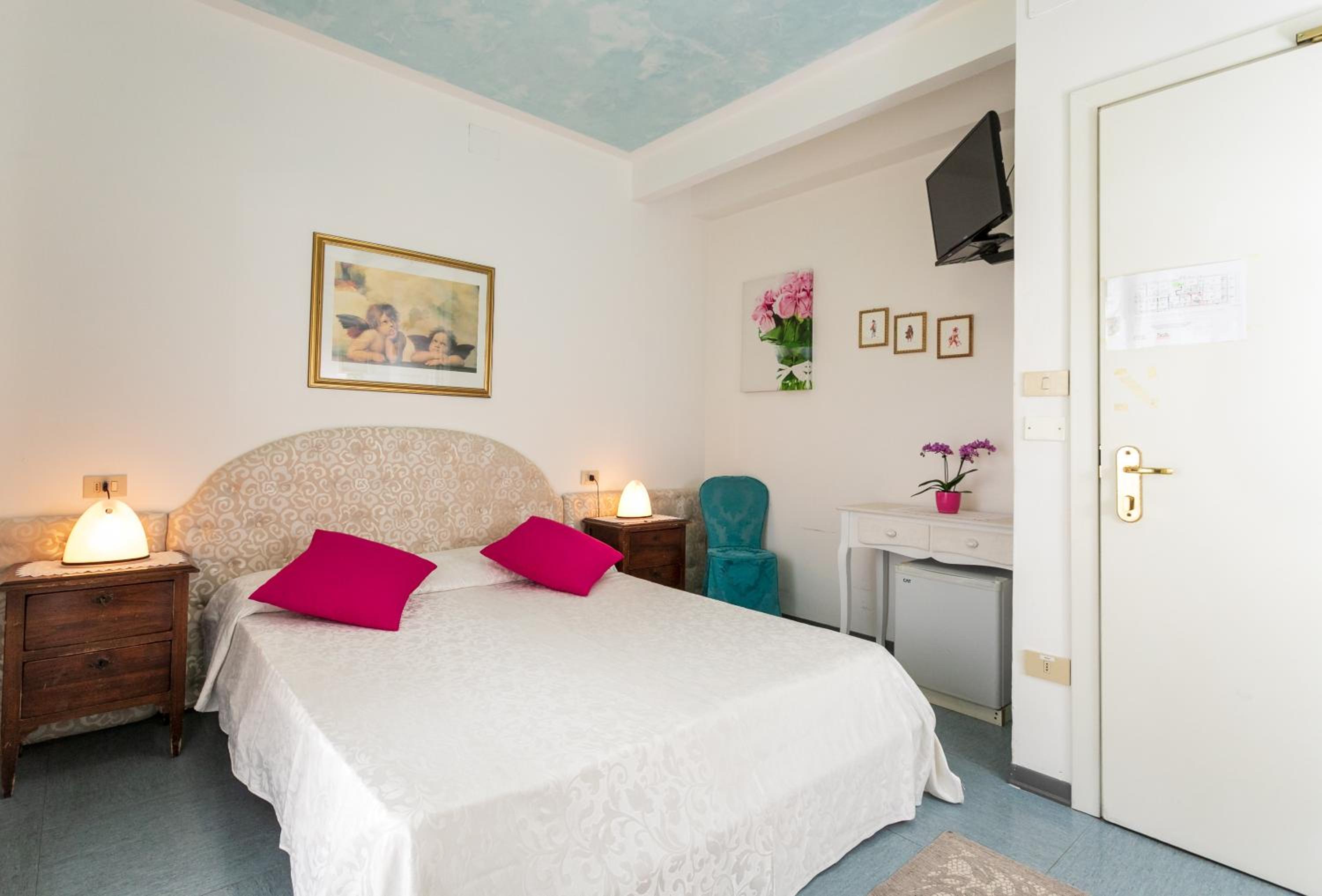Economy Double Room photo 2