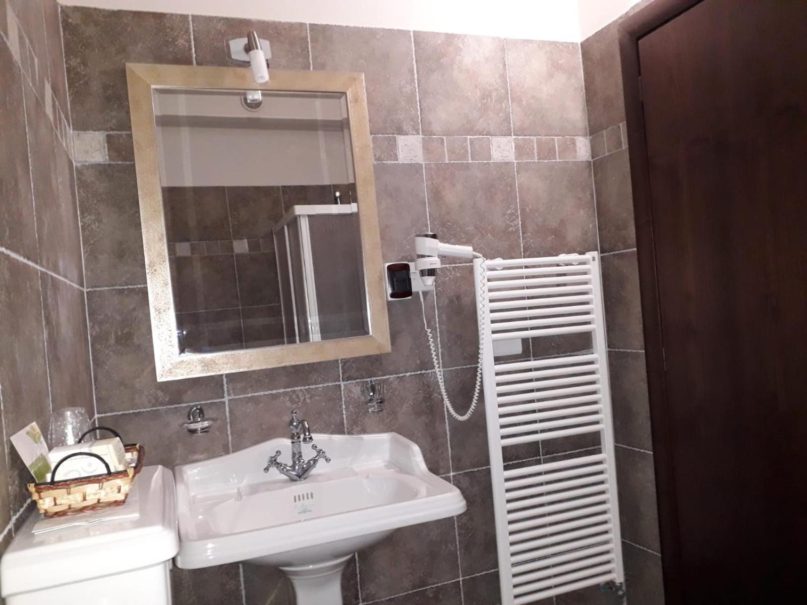 Superior Double or Twin Room - Photo 5