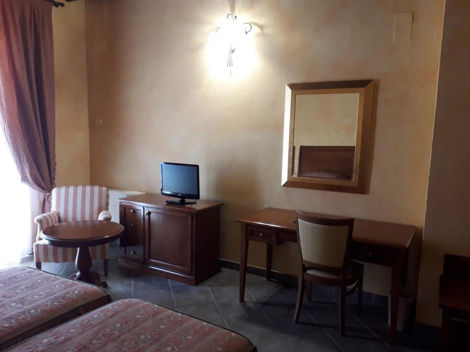 Deluxe Double or Twin Room - Photo 5