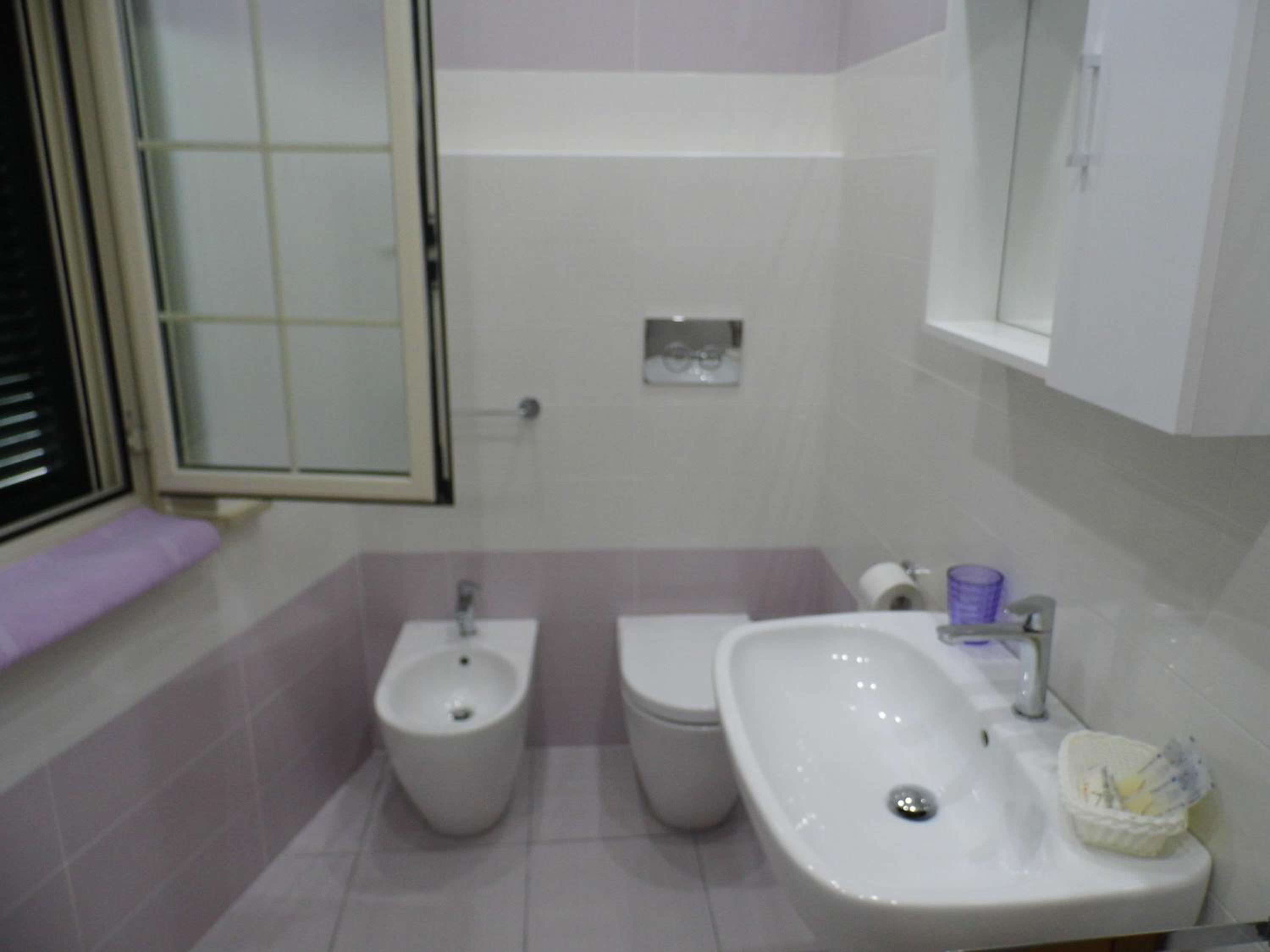 Double Room with Private Bathroom - Photo 4