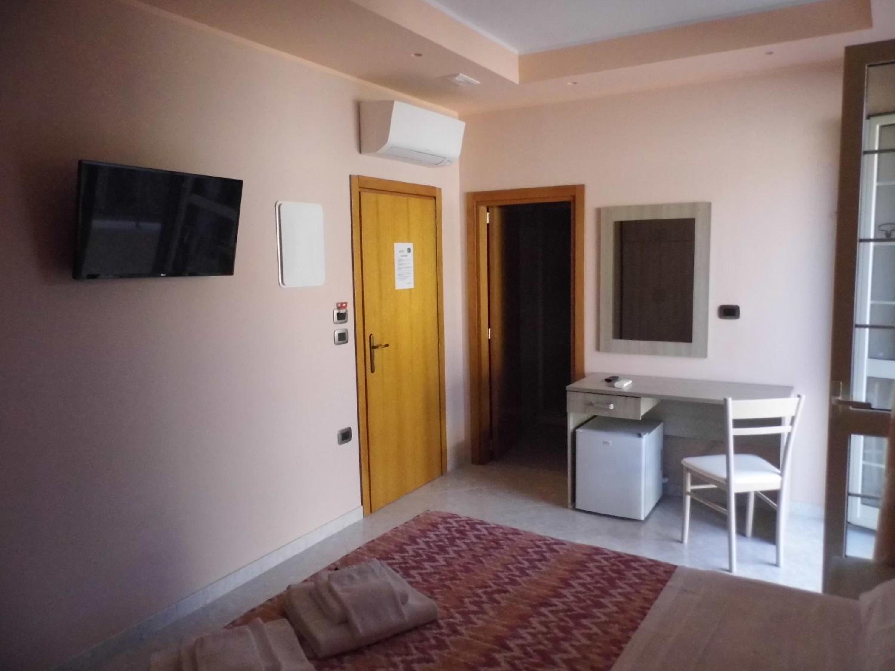 Double Room with Private Bathroom - Photo 3