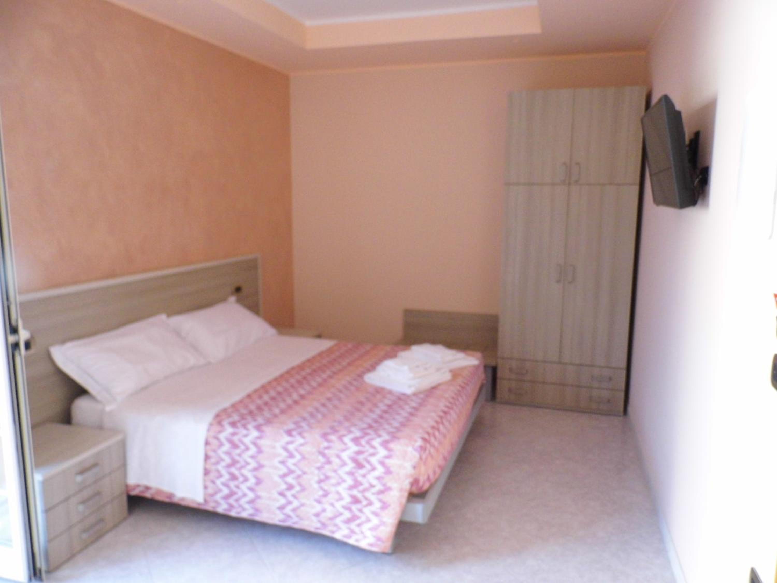 Double Room with Private Bathroom - Photo 6